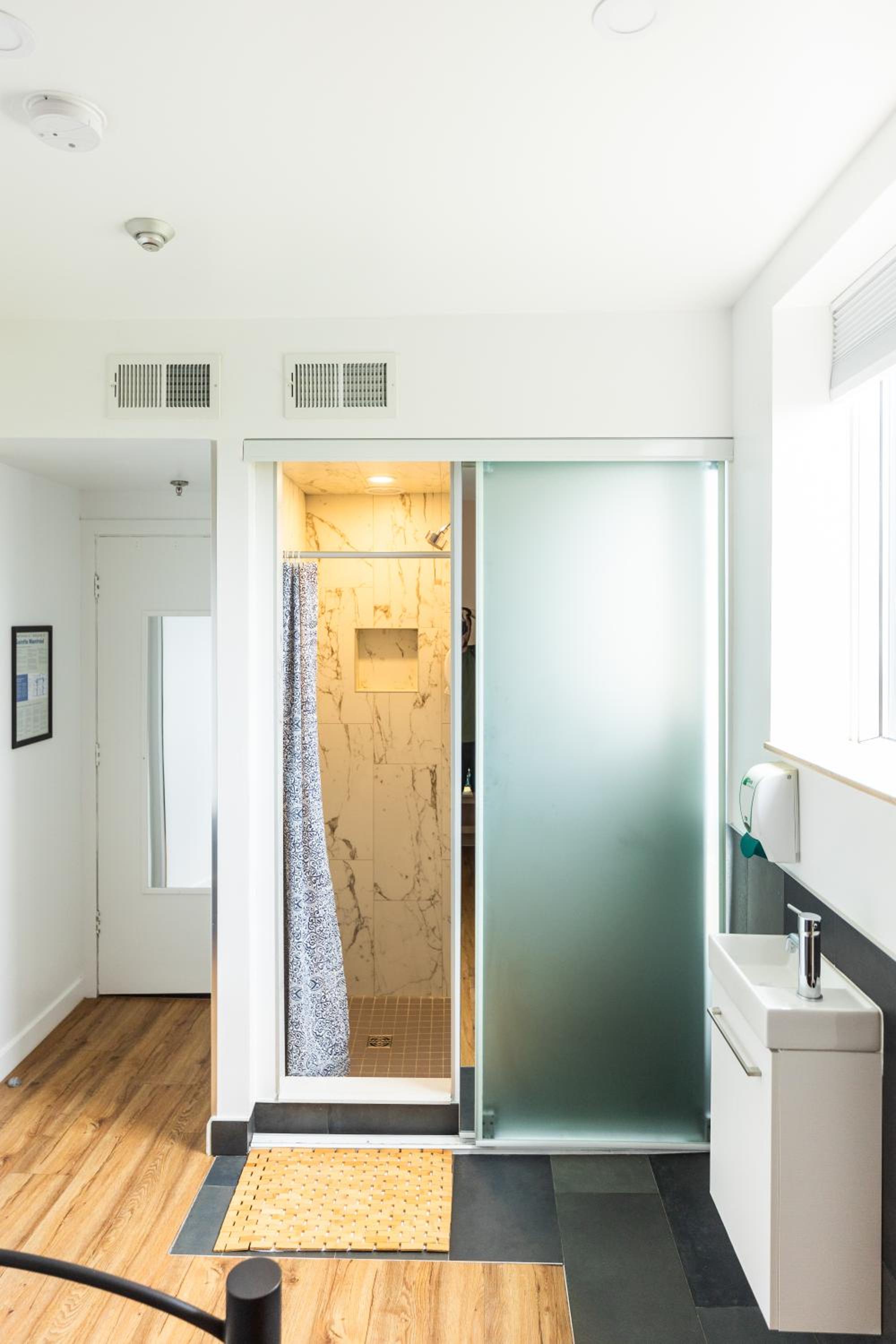 Auberge Saintlo Montréal Hostel