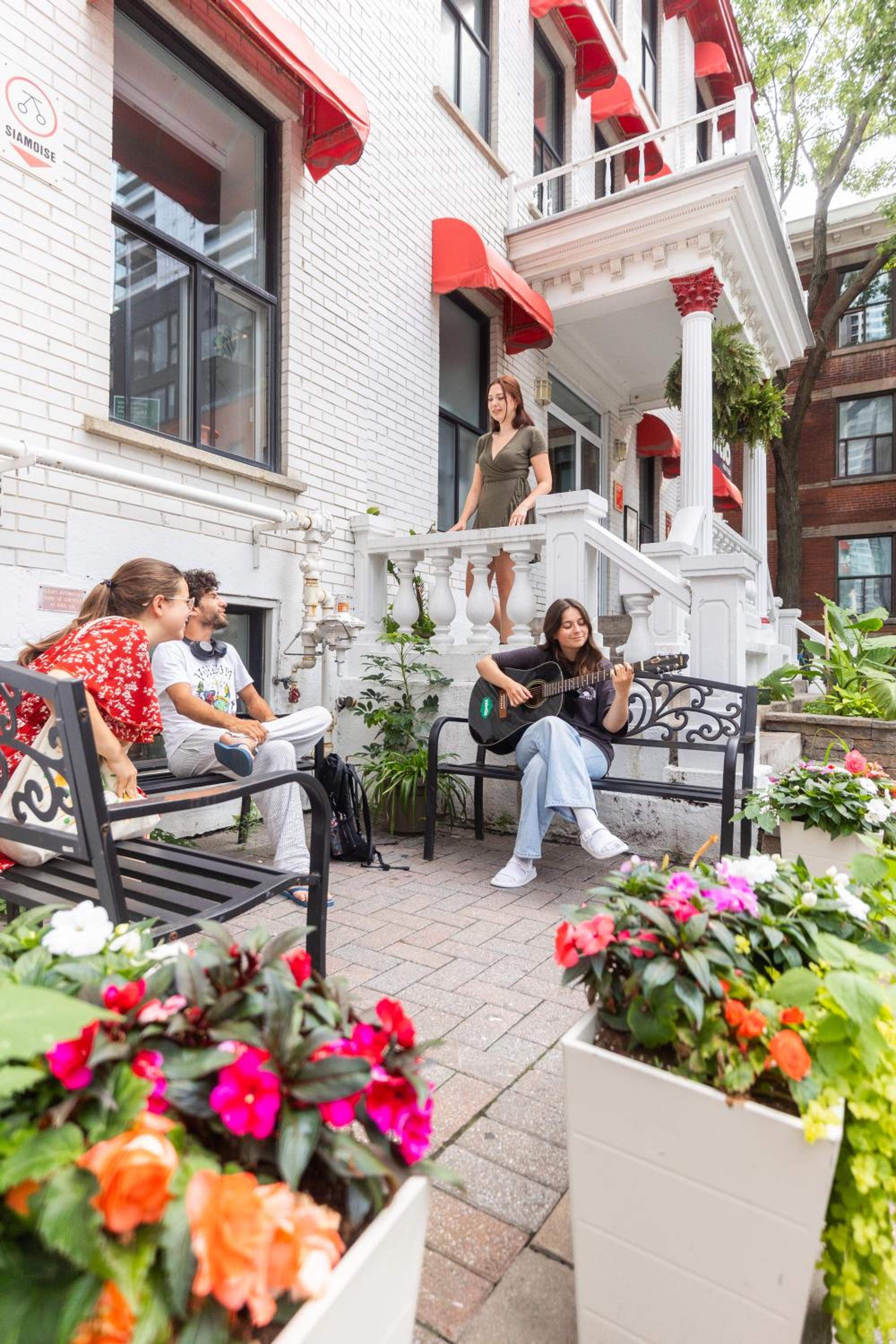 Auberge Saintlo Montréal Hostel