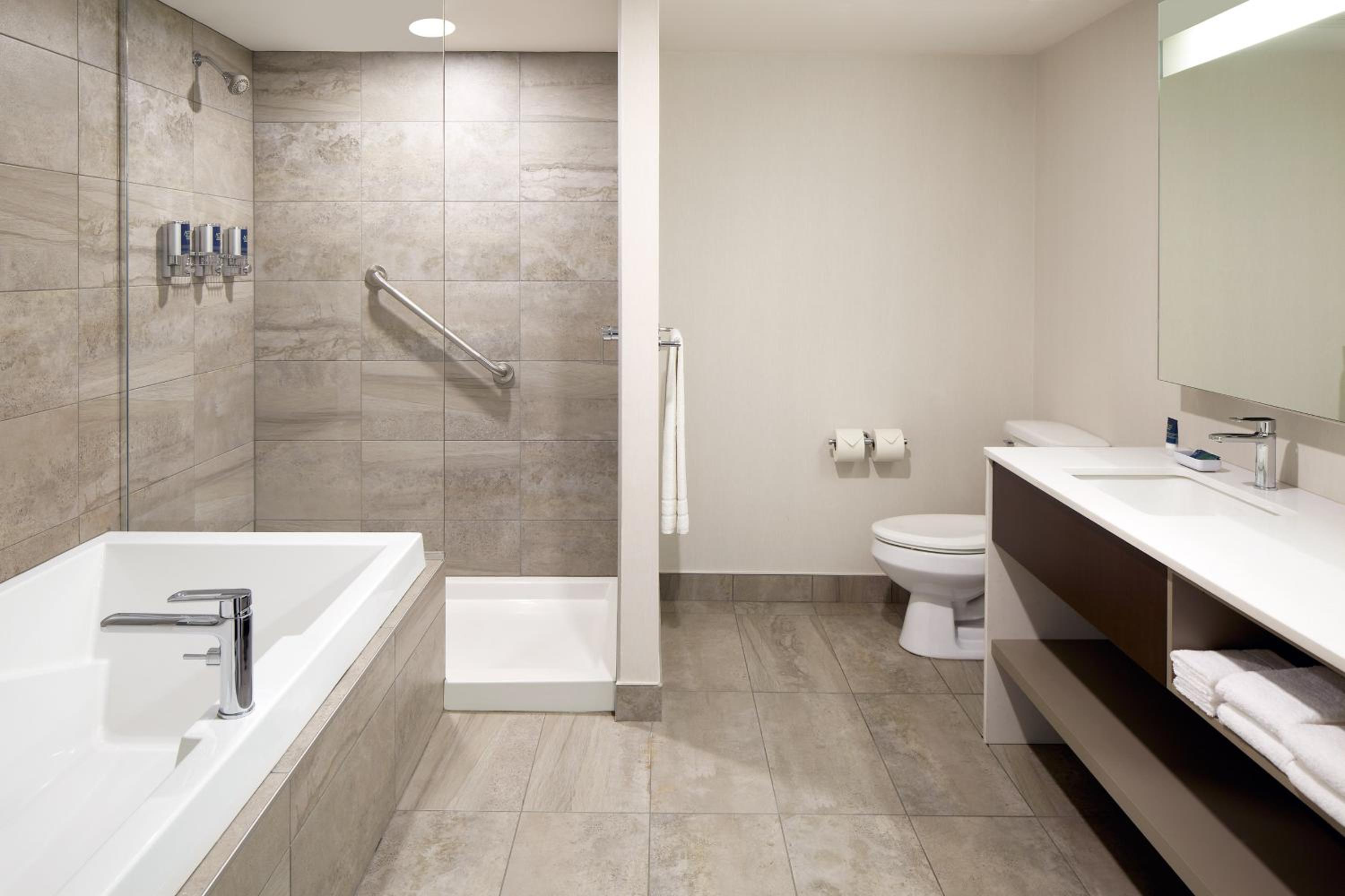Levis Vacations - Four Points by Sheraton Levis Convention Centre - Property Image 14