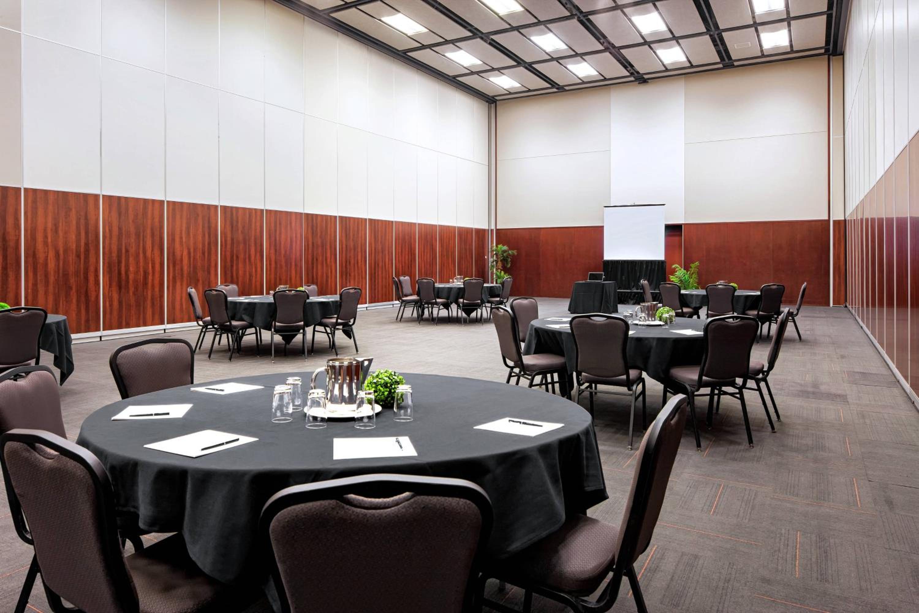Levis Vacations - Four Points by Sheraton Levis Convention Centre - Property Image 21