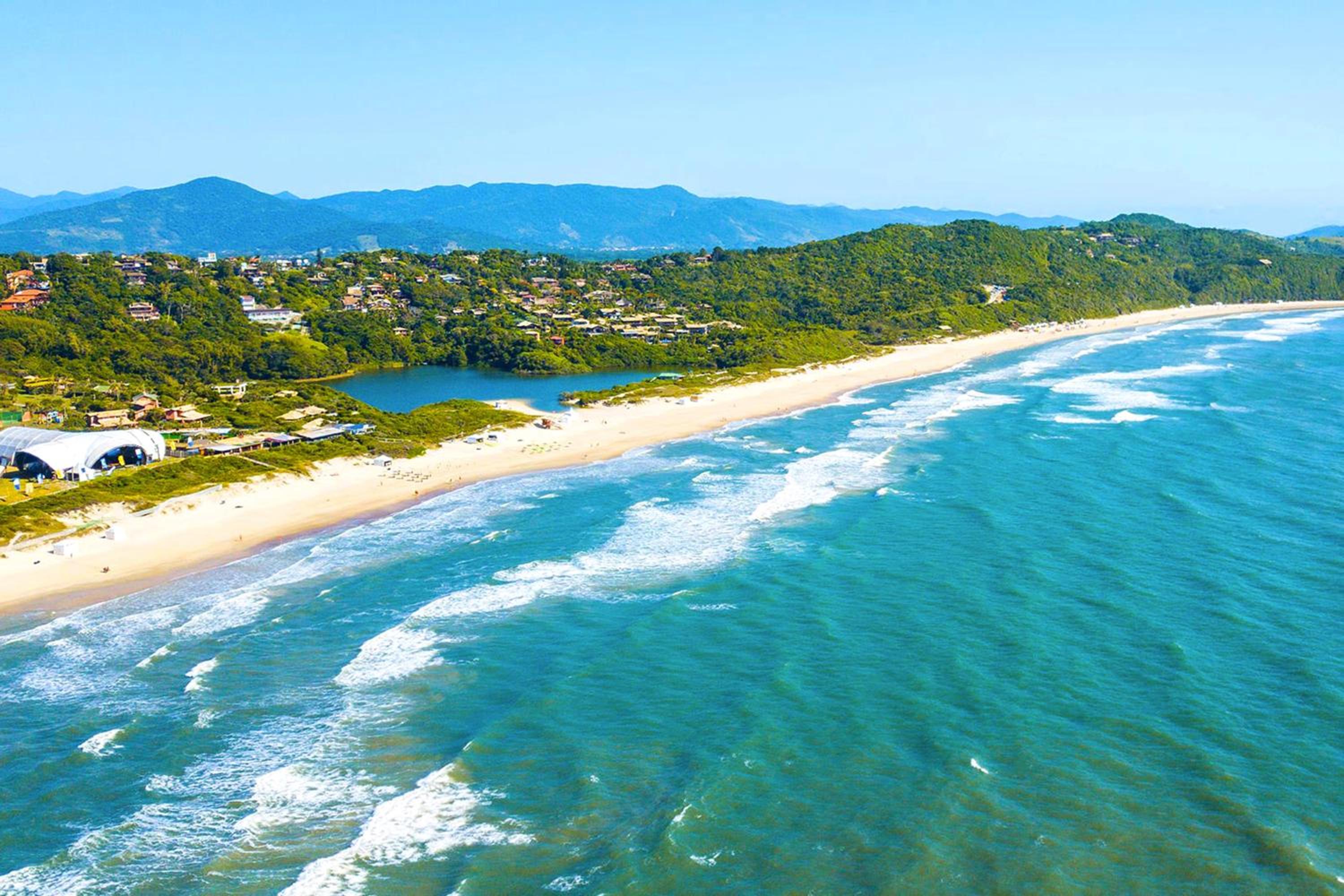 Casa na árvore perto da praia