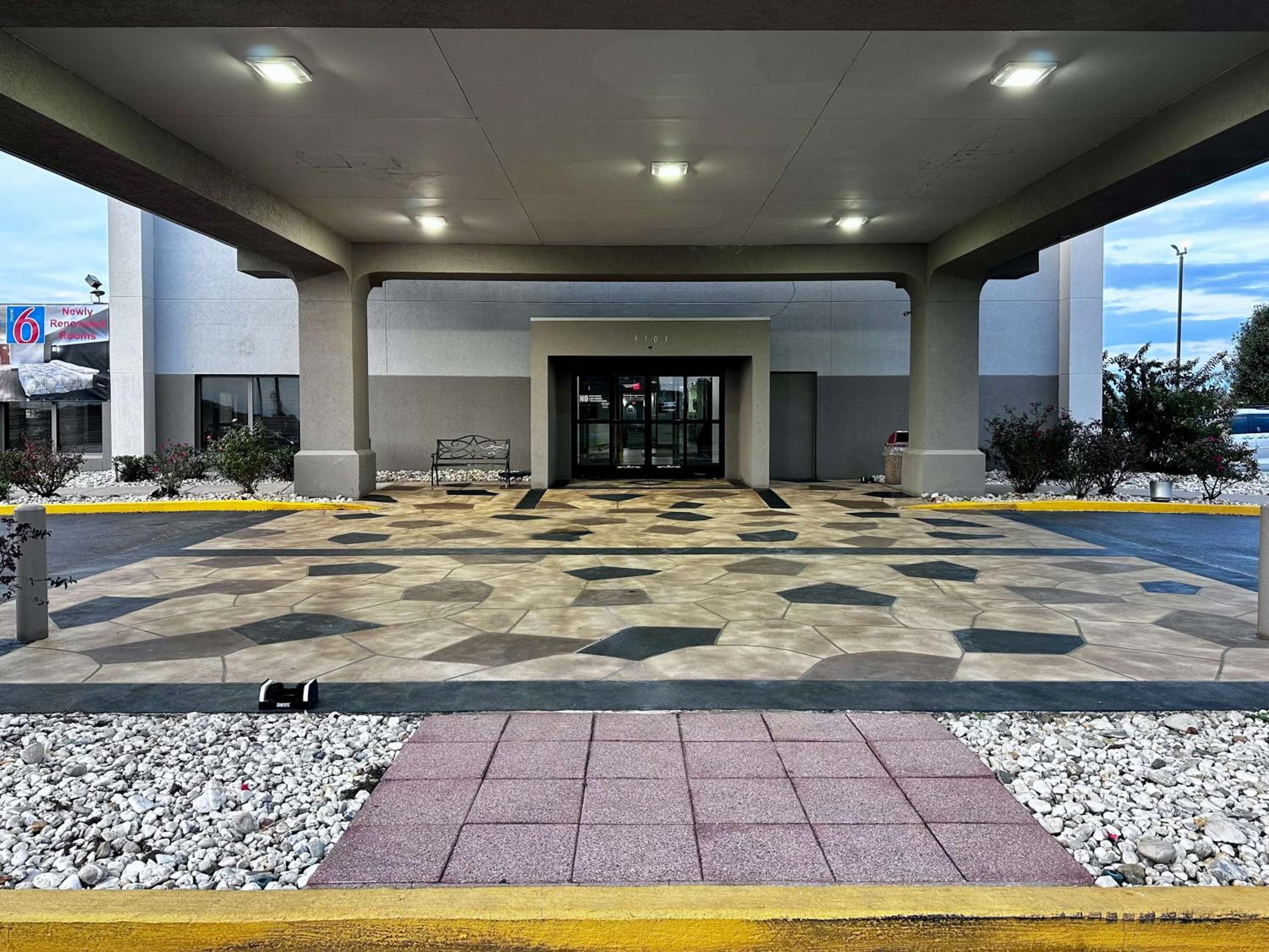 Pine Bluff Vacations - Motel 6-Pine Bluff, AR - Property Image 2