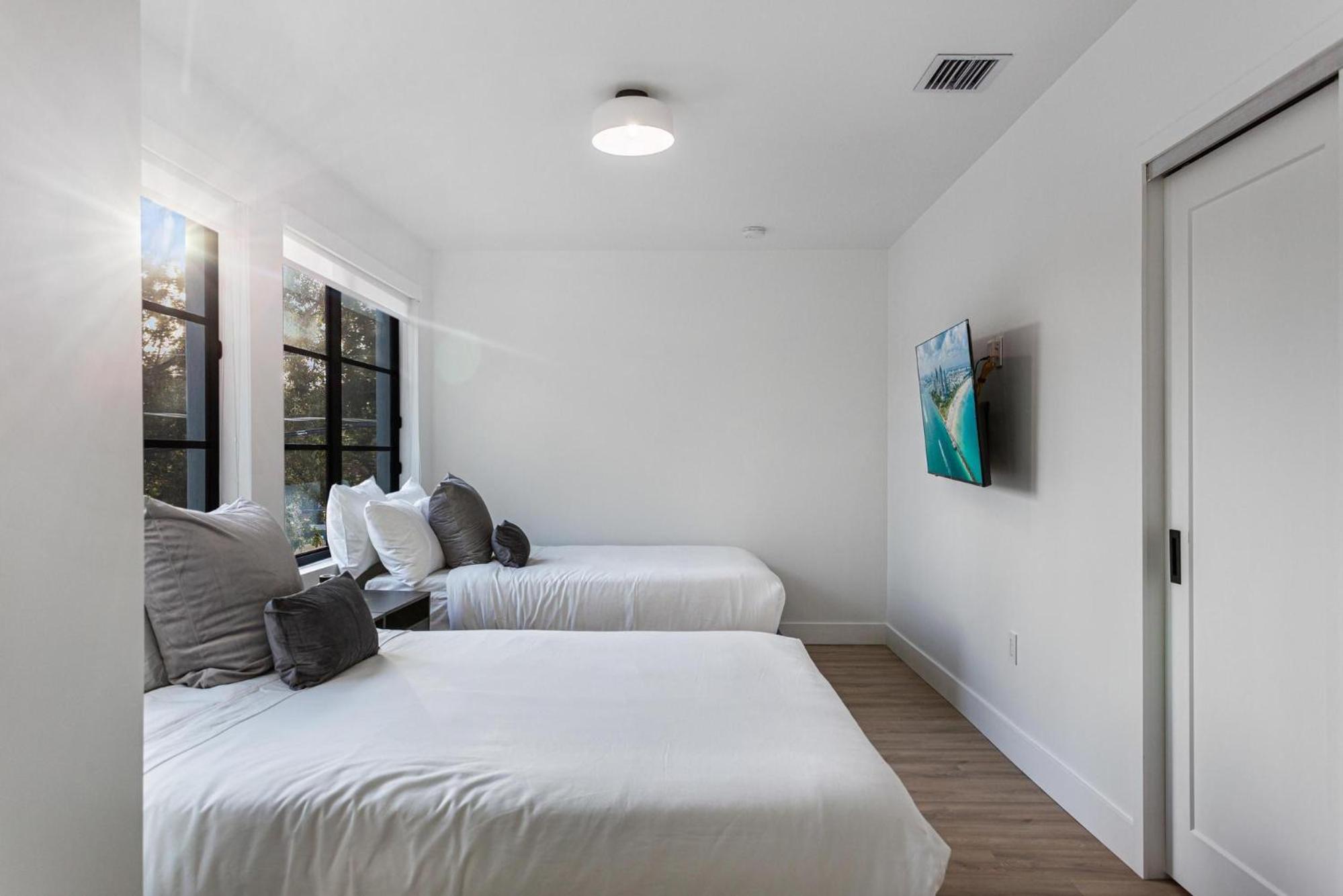 Lux Retreat By Renzzi
