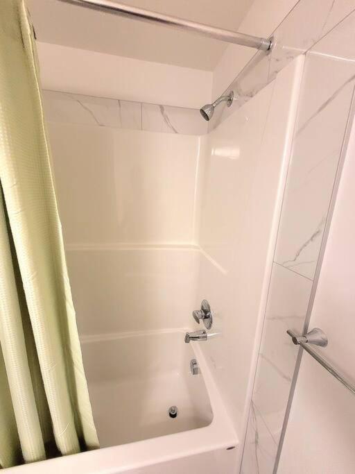 Somy Suite - Cozy 2bedrom with two queens bed and free street parking