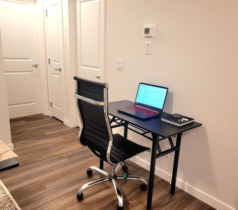 Somy Suite - Cozy 2bedrom with two queens bed and free street parking