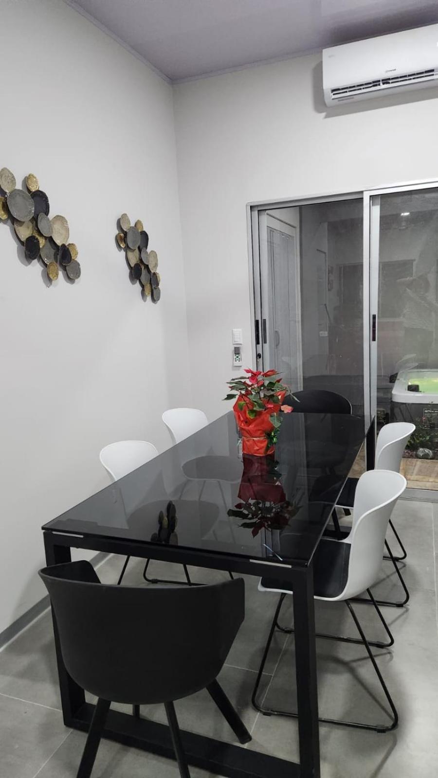 CASA MARIPOSA en Punta Leona a 500 metros de la playa FULL EQUIPADA Espacio y precio a tu medida Posibilidad de alquilar la casa entera, dos apartamentos a