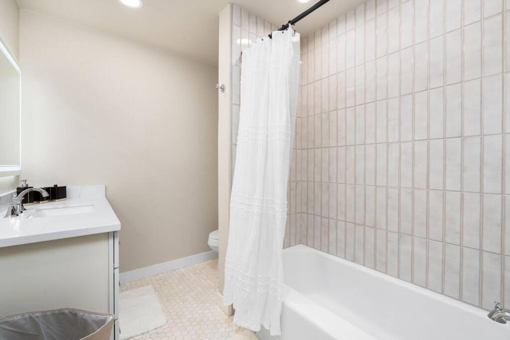 Downtown Lodi l Renovated l 5 Bedrooms l Sleeps 10 view 2