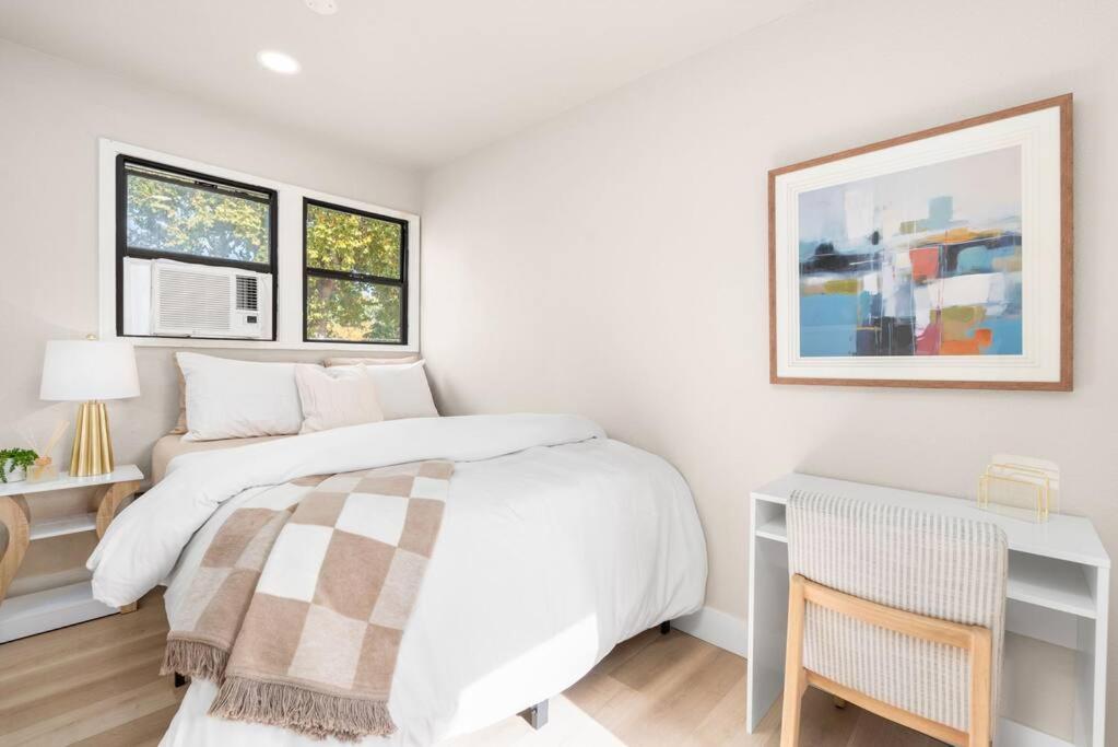 Downtown Lodi l Renovated l 5 Bedrooms l Sleeps 10 view 4
