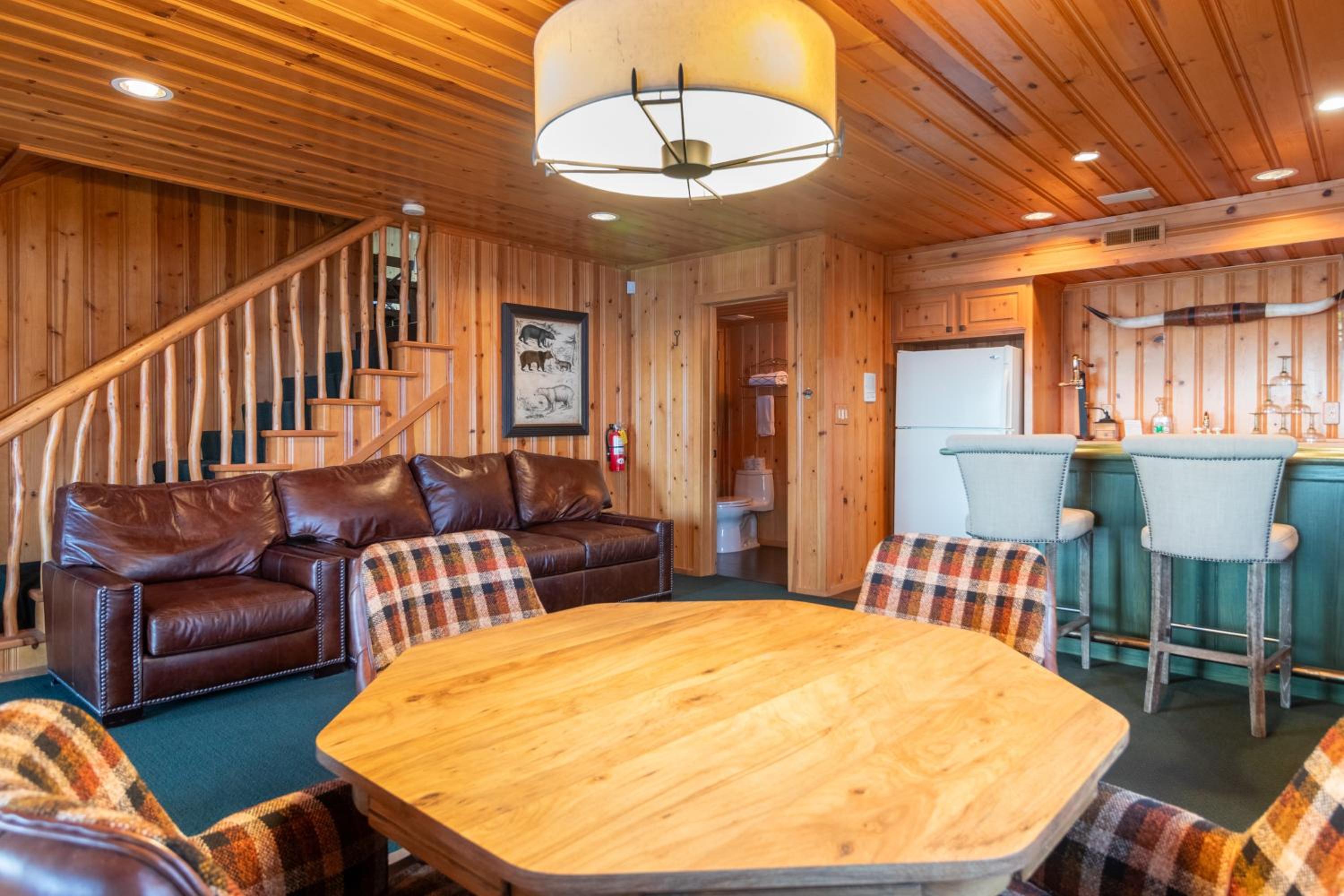 Shoreline Lakehouse by AvantStay Majestic Lakefront Cabin w Hot Tub Fire Pit