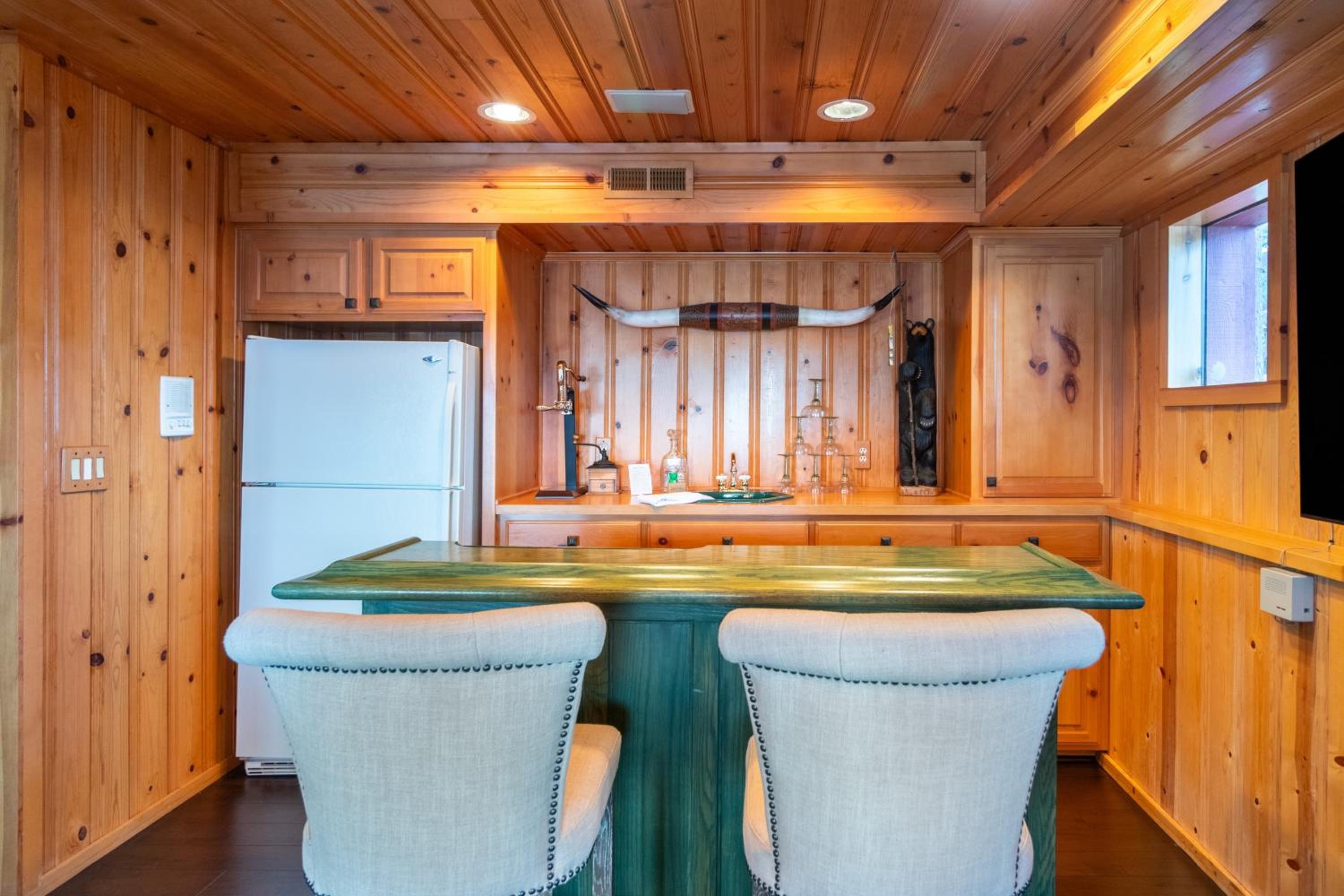 Shoreline Lakehouse by AvantStay Majestic Lakefront Cabin w Hot Tub Fire Pit