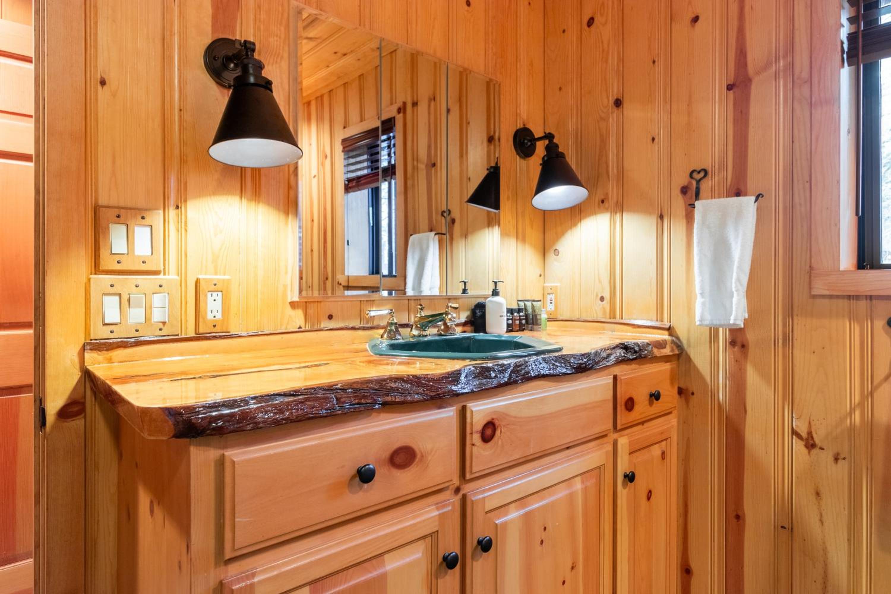 Shoreline Lakehouse by AvantStay Majestic Lakefront Cabin w Hot Tub Fire Pit