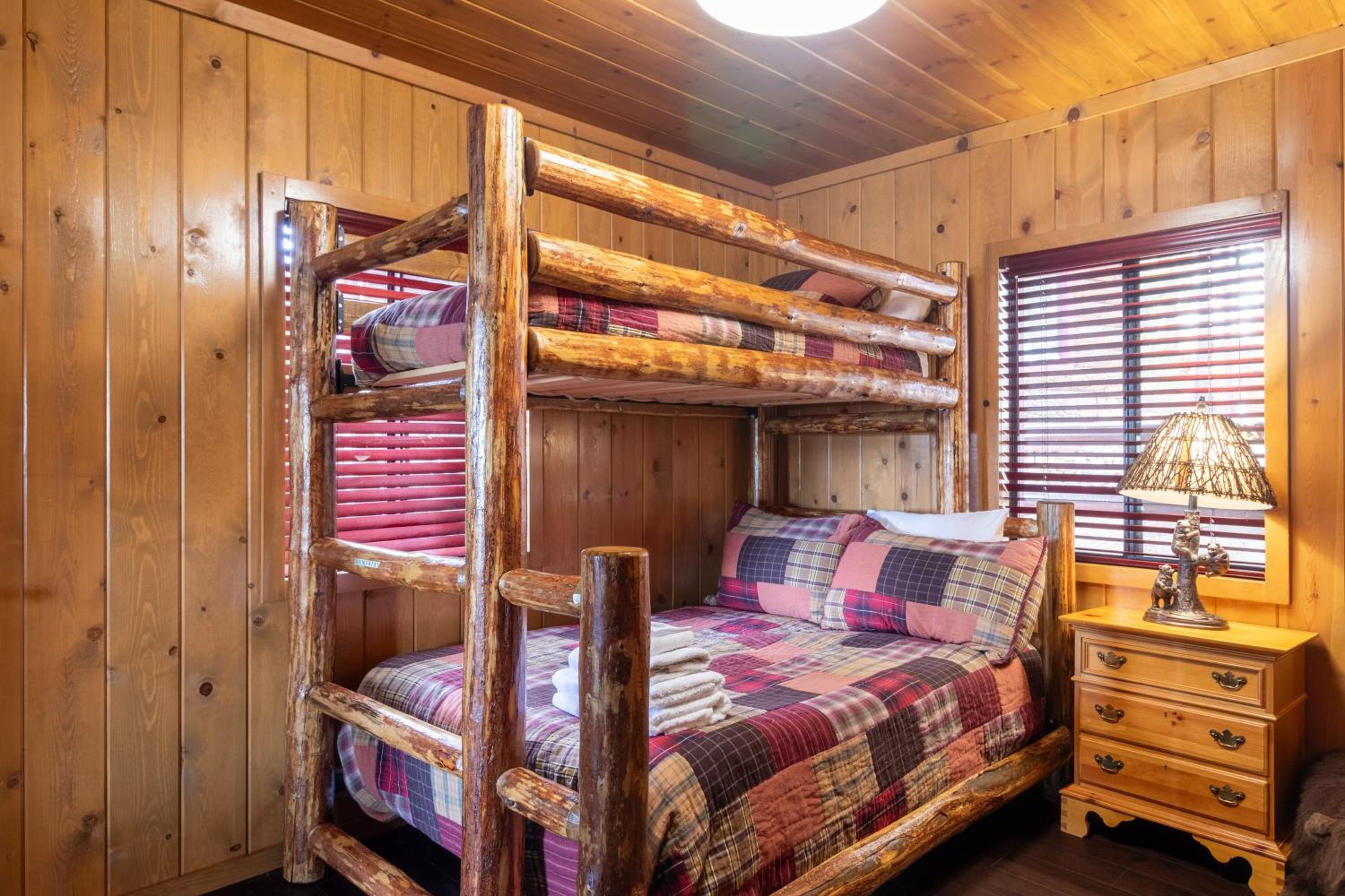 Shoreline Lakehouse by AvantStay Majestic Lakefront Cabin w Hot Tub Fire Pit