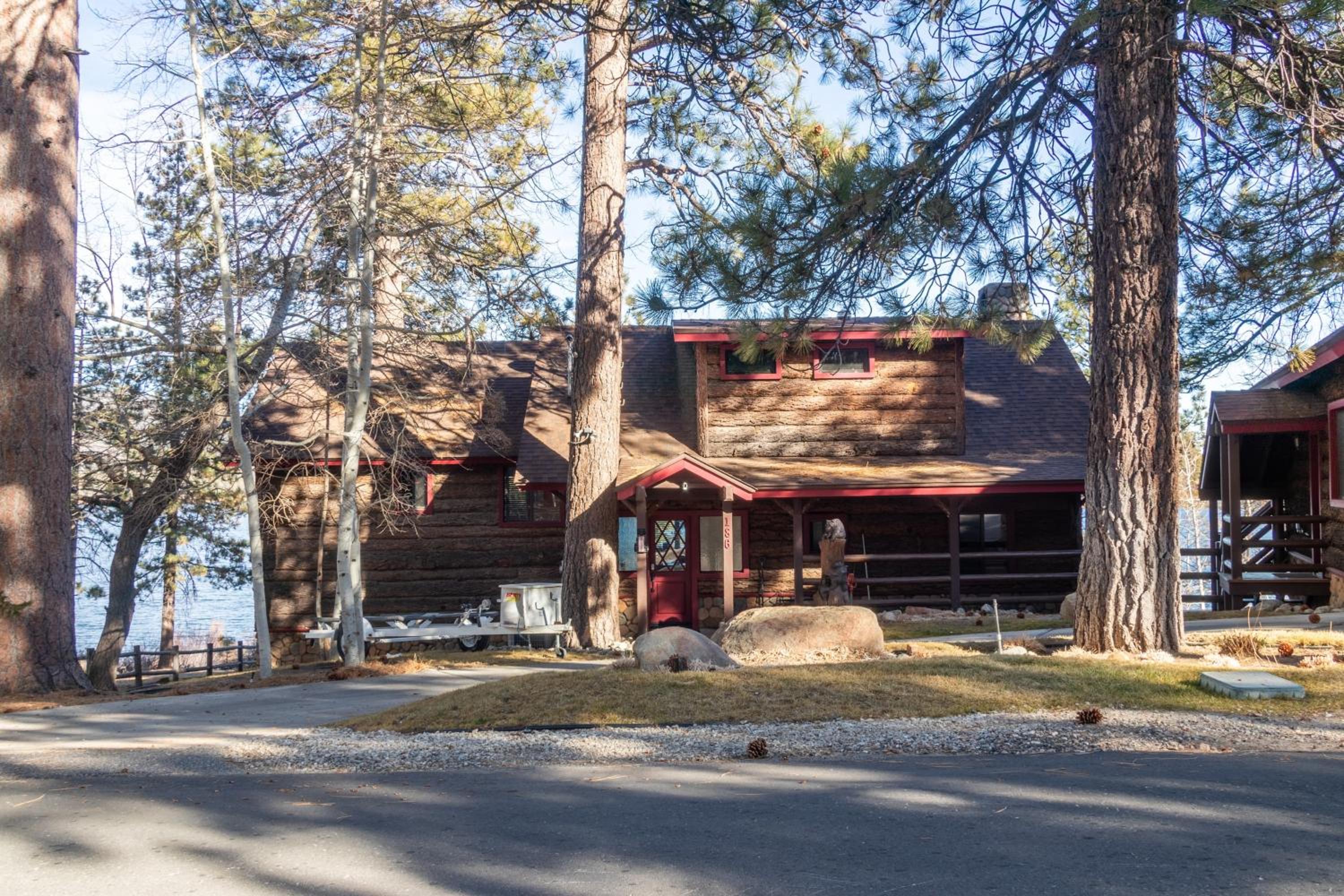 Shoreline Lakehouse by AvantStay Majestic Lakefront Cabin w Hot Tub Fire Pit