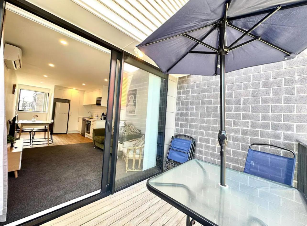 Immaculate - 2 Bedroom Townhouse close to Fruitvale train station — Auckland