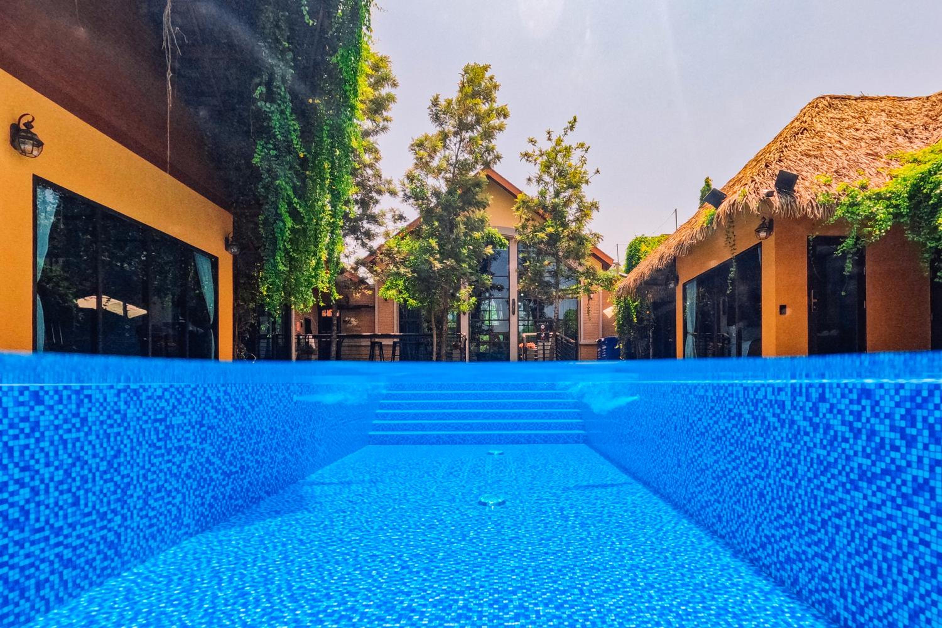 Khum Damnoen Resort