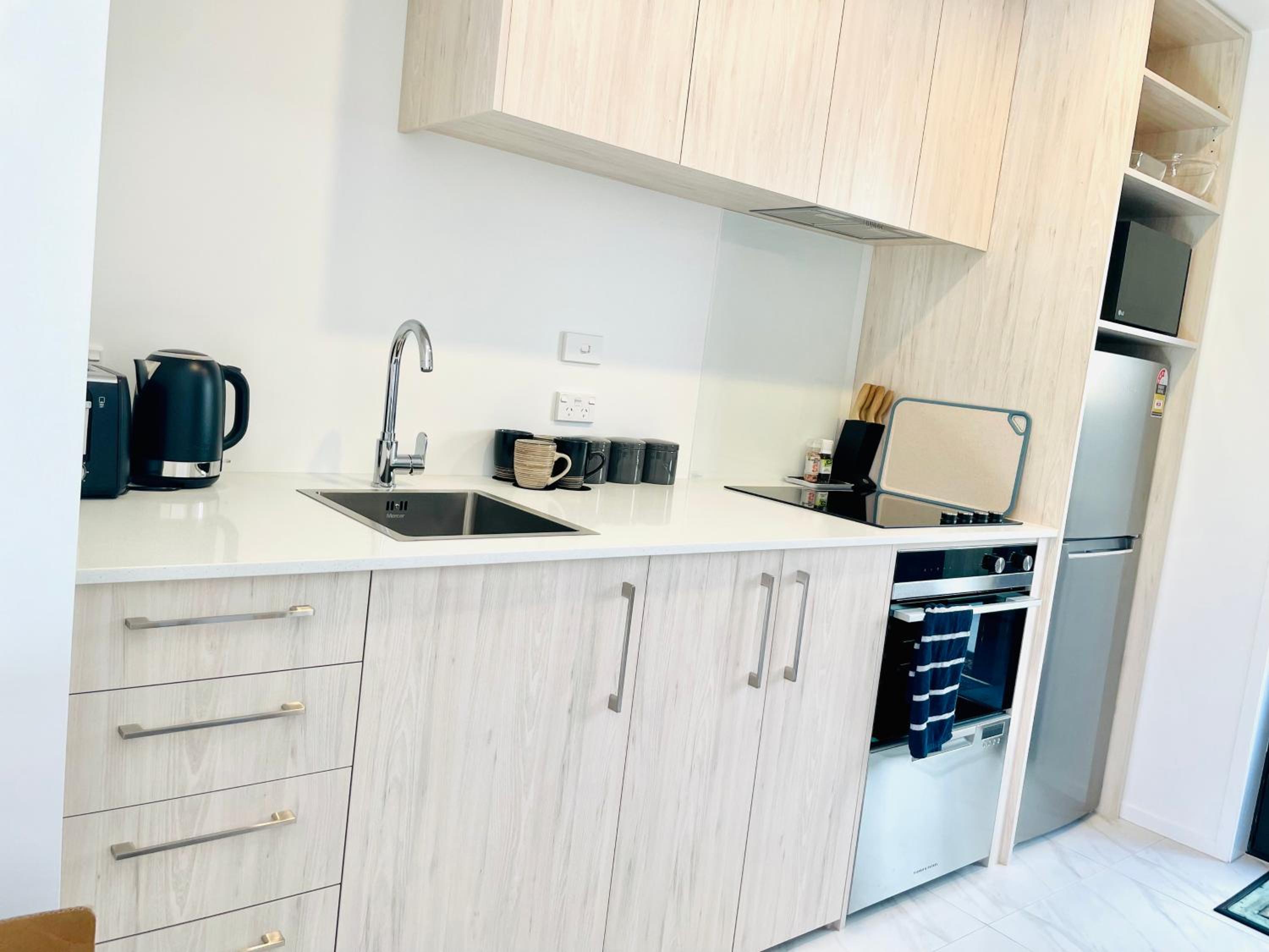 Sunny Oasis- Modern Loft Hidden on Cashel view 5