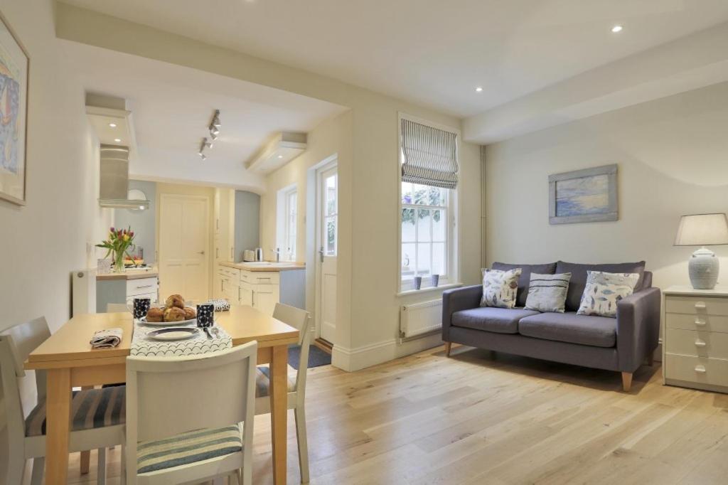 33 Victoria Street view 3