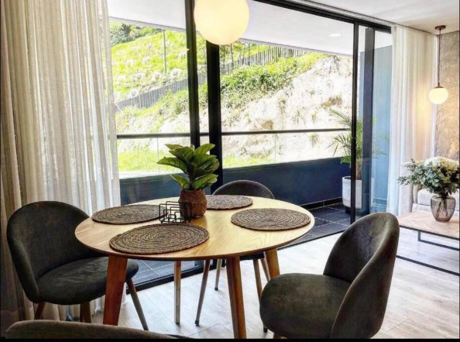 RemoteCasa - El Poblado, 2 Bedrooms+Office