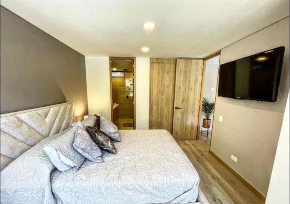 RemoteCasa - El Poblado, 2 Bedrooms+Office