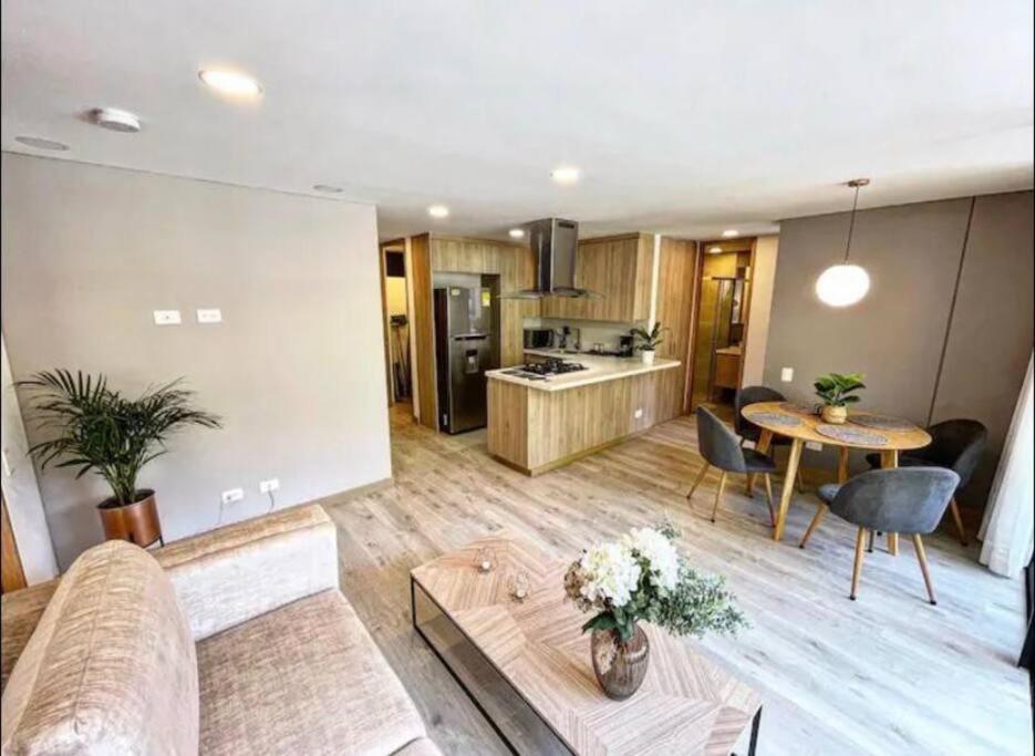 RemoteCasa - El Poblado, 2 Bedrooms+Office