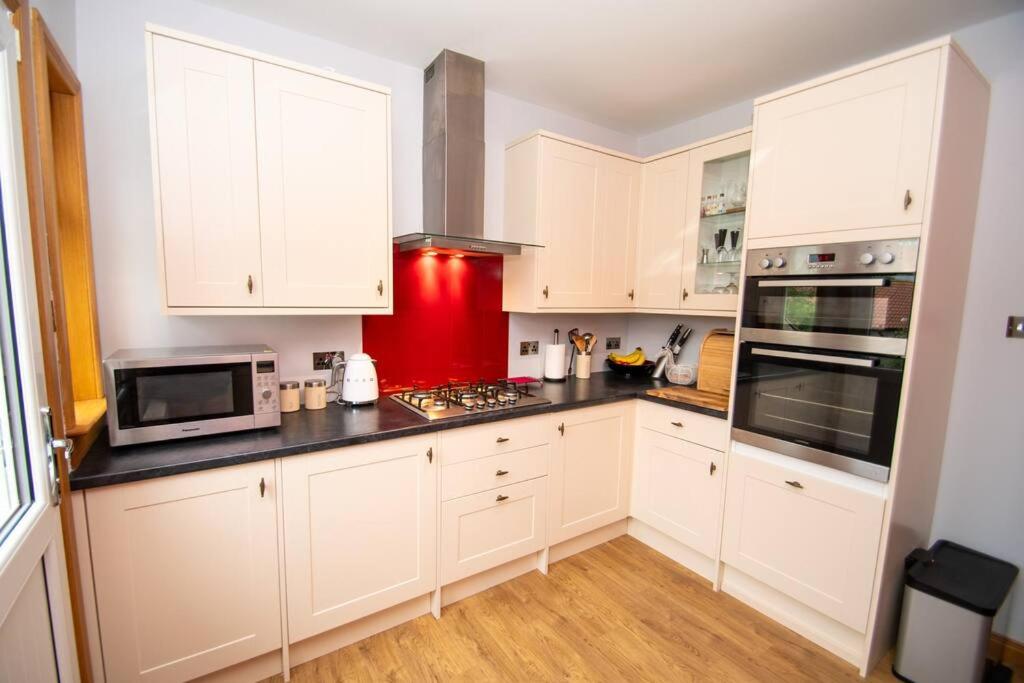 Linburn Cottage Dunfermline near Edinburgh view 5