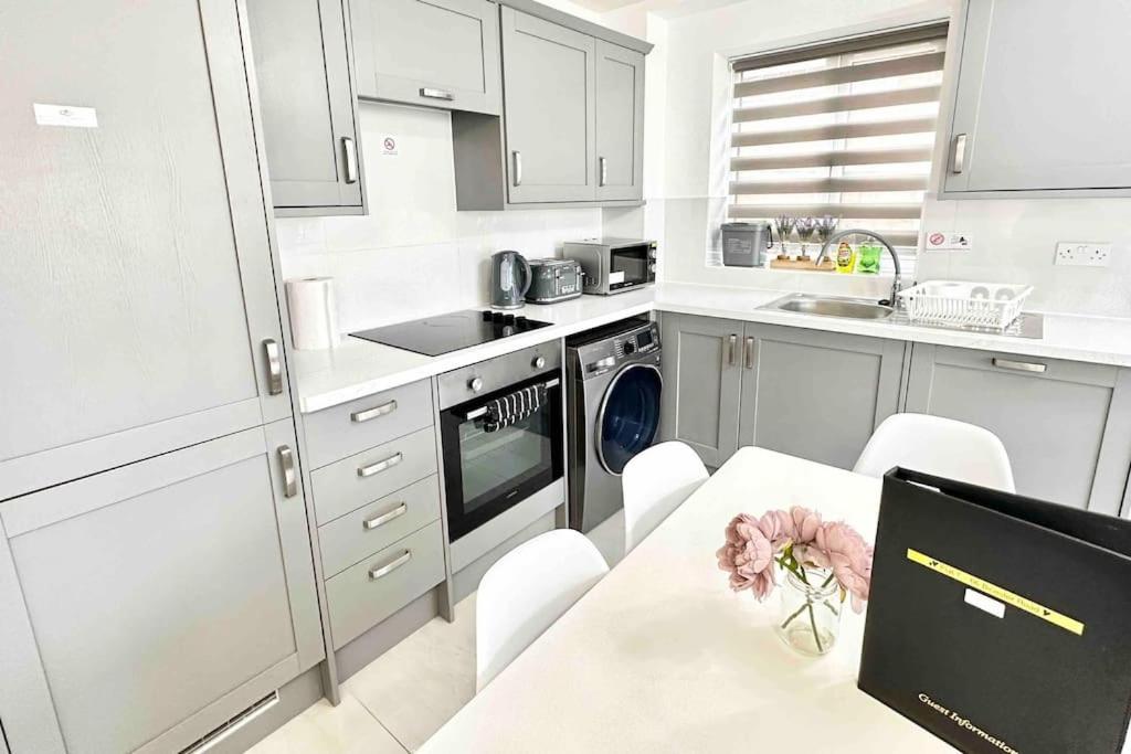 Walnut Luxurious 2-Bedroom with Ensuite - Parking, Netflix, WIFI - Close to Oxford, Bicester & Blenheim Palace view 4