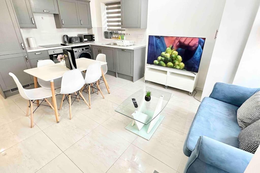 Walnut Luxurious 2-Bedroom with Ensuite - Parking, Netflix, WIFI - Close to Oxford, Bicester & Blenheim Palace view 2