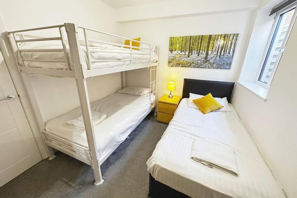 Walnut Luxurious 2-Bedroom with Ensuite - Parking, Netflix, WIFI - Close to Oxford, Bicester & Blenheim Palace view 5