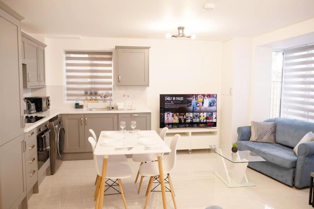 Walnut Luxurious 2-Bedroom with Ensuite - Parking, Netflix, WIFI - Close to Oxford, Bicester & Blenheim Palace view 3