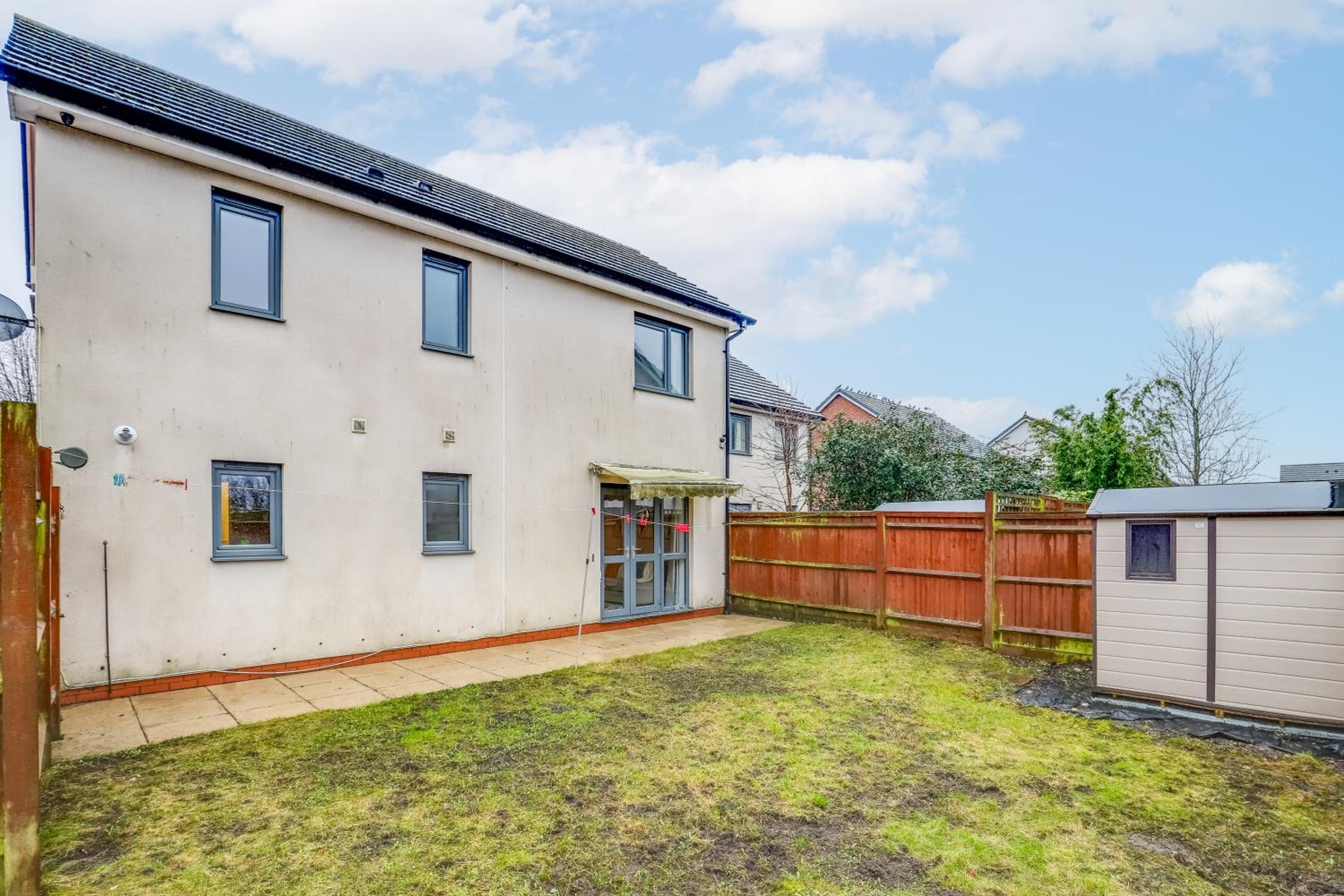 3 bedroom detached house free car park close to town airport view 2