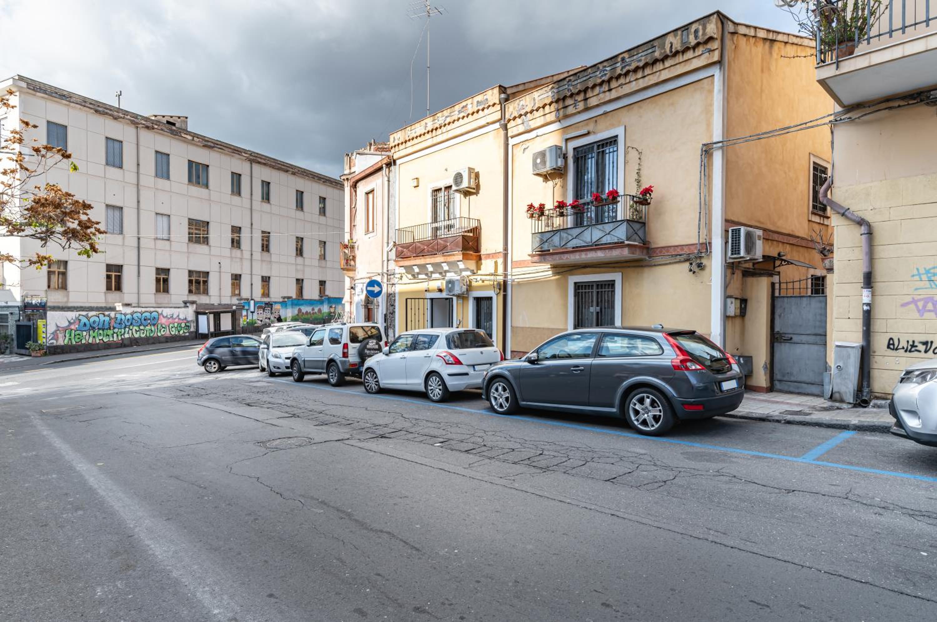 GuestHost - Villa Bellini & Stadio Comfy Apartment