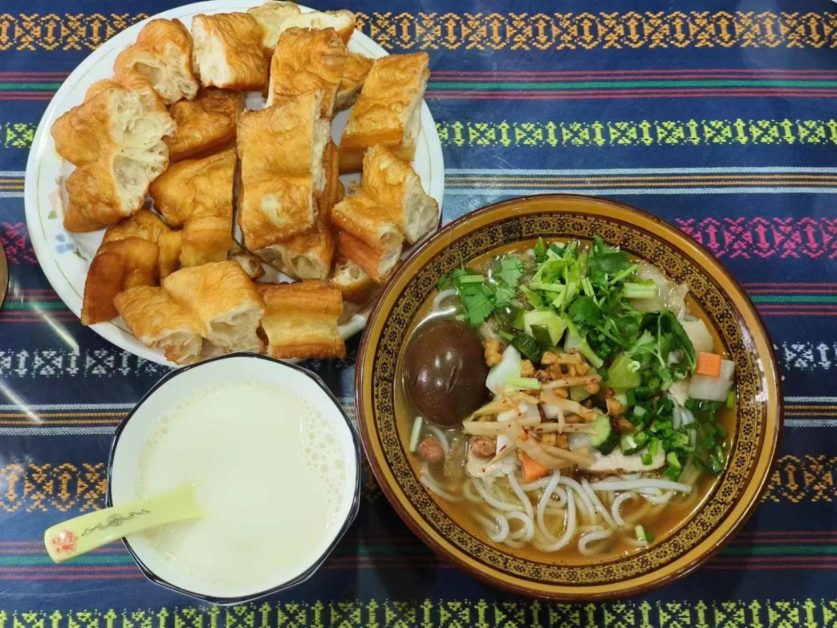 Yangshuo Eden's Social Guesthouse - Wake up to a hearty Western breakfast & fresh craft coffee & night beers & outdoor activities