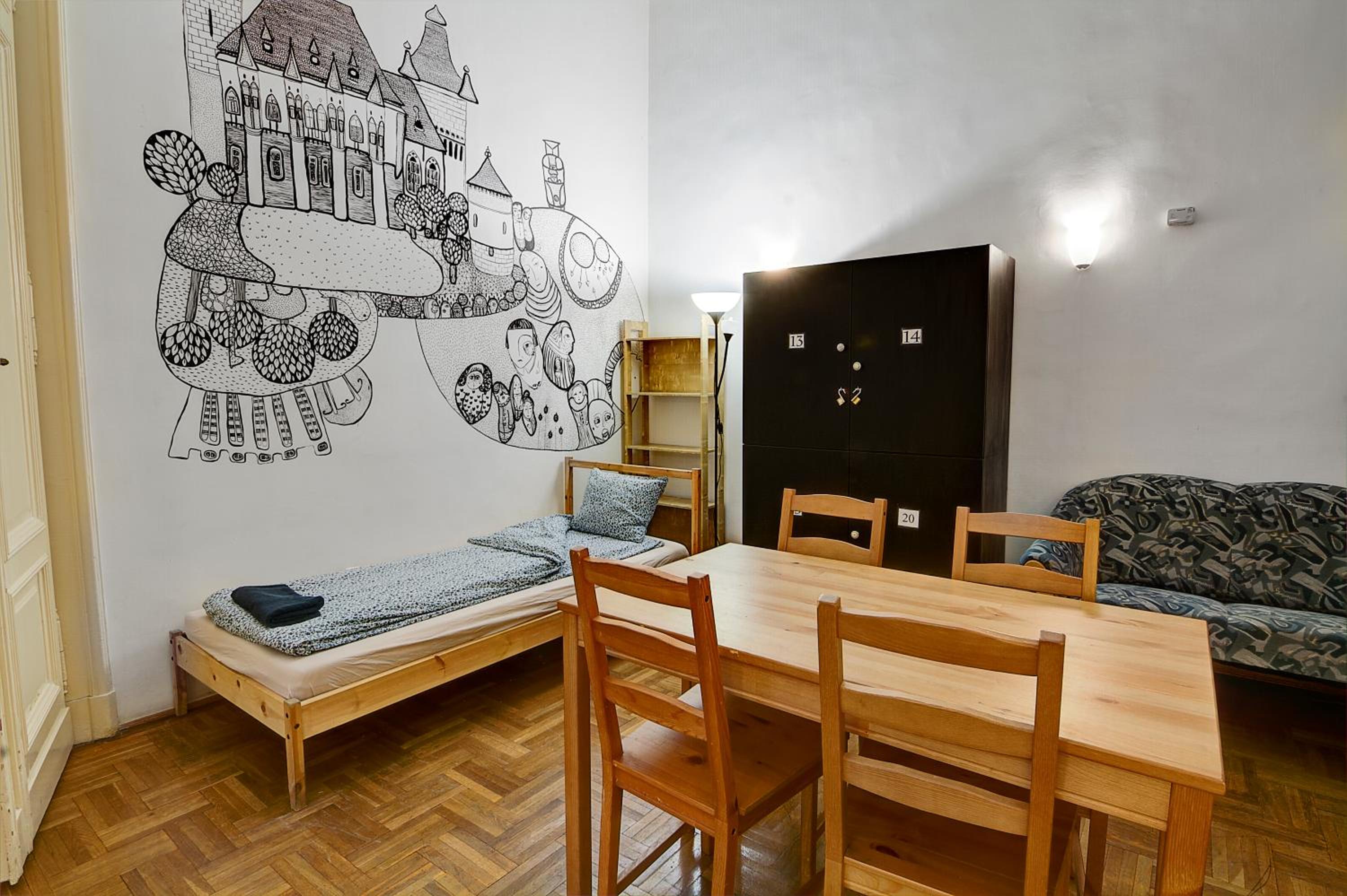 Pal's Hostel and Apartments