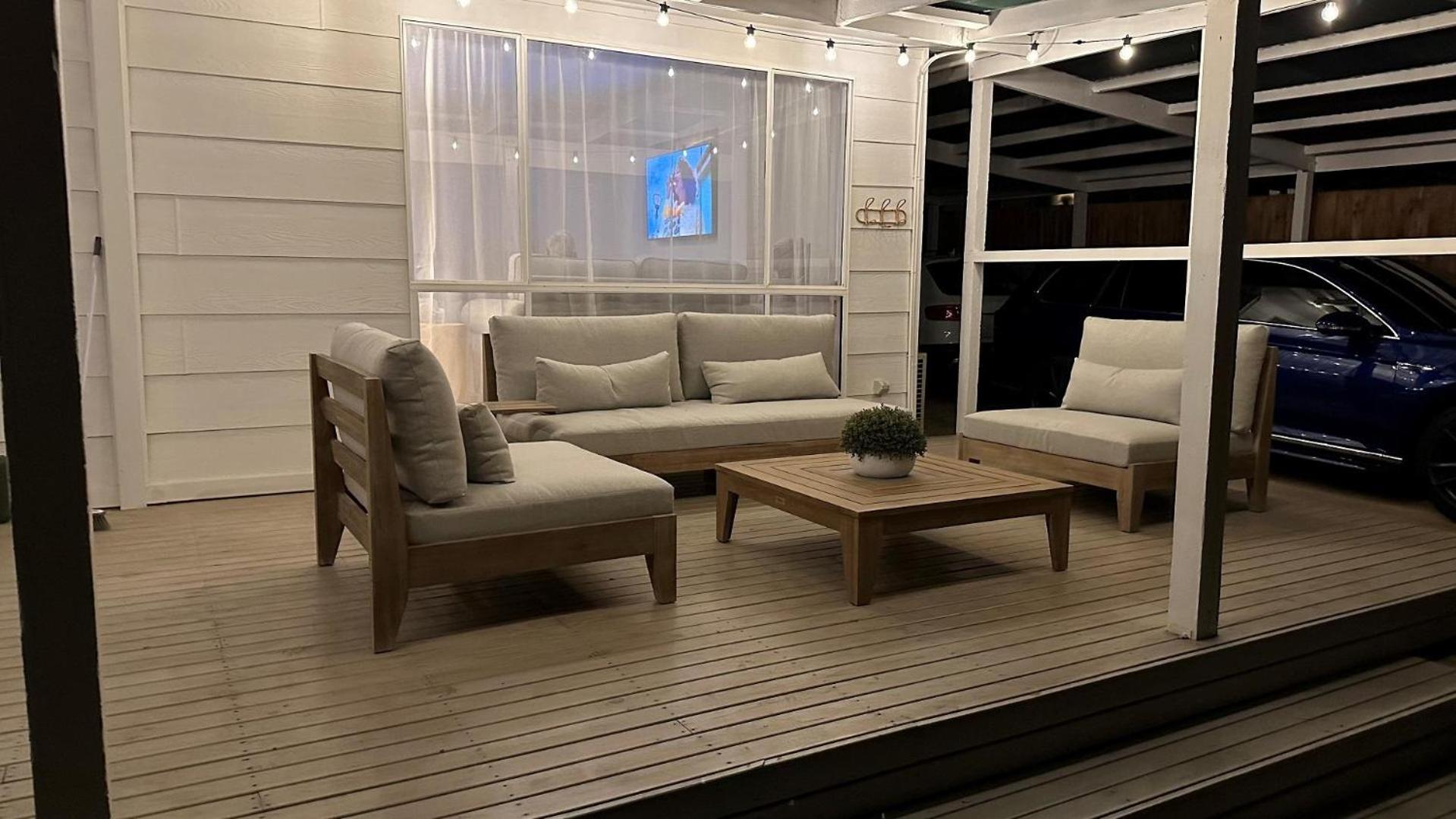 Castaway, Cowes beach house