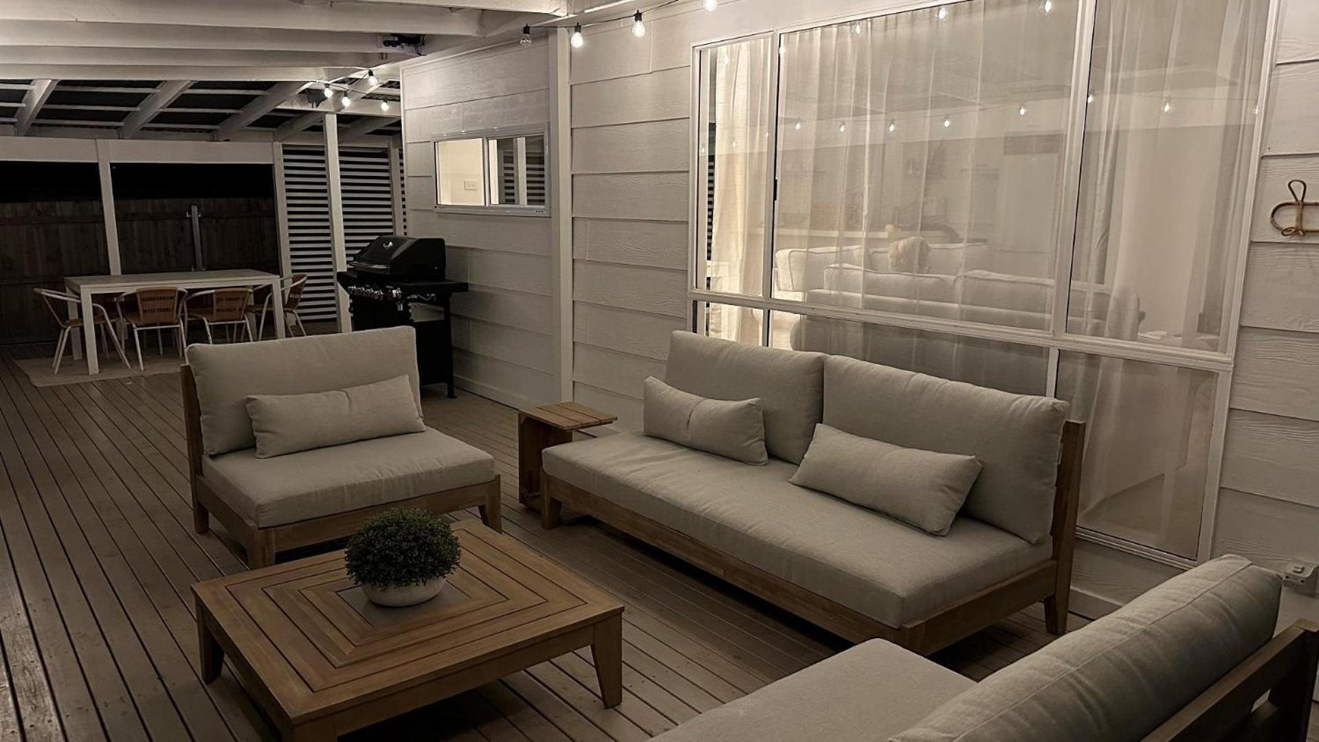 Castaway, Cowes beach house