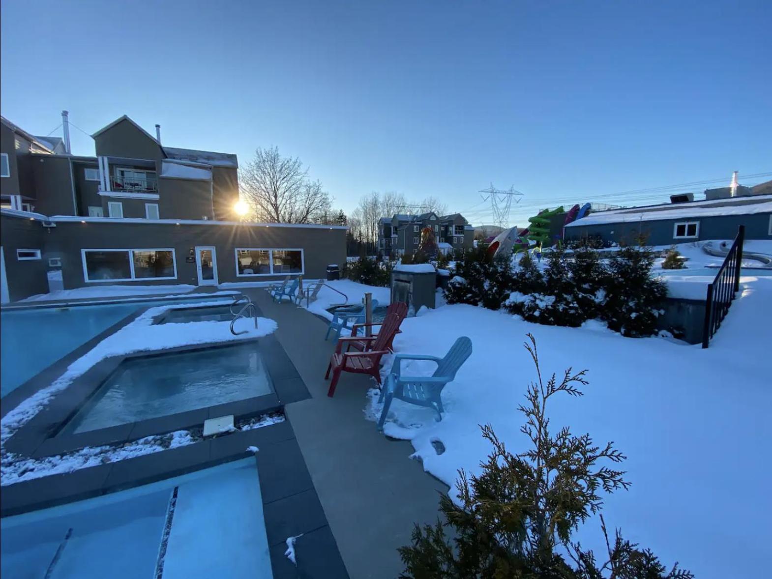 Condos Vacances MSA - incluant piscine et spas extérieurs chauffés à L'ANNÉE!!