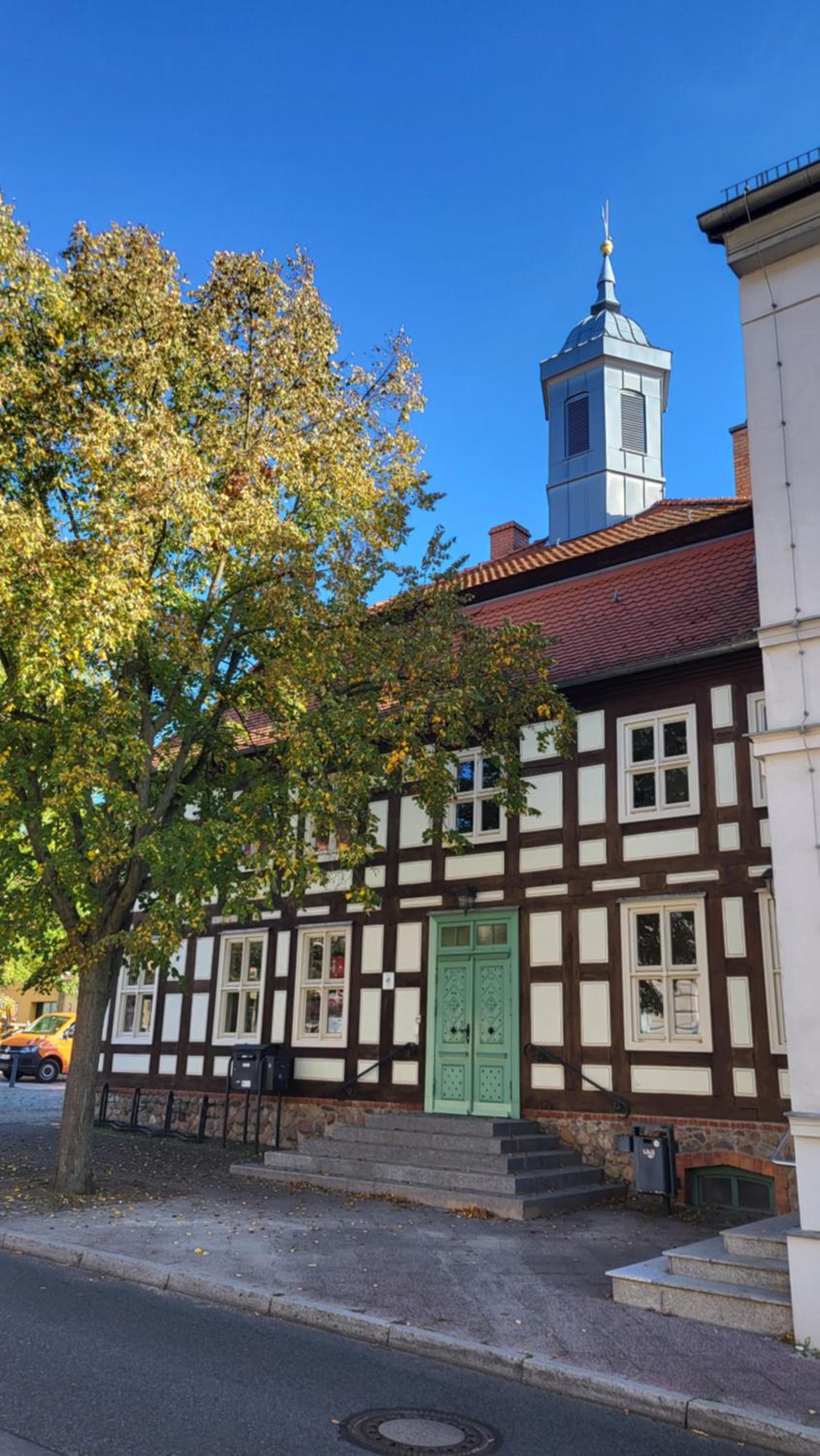 Finnhütte zwischen Wald und See