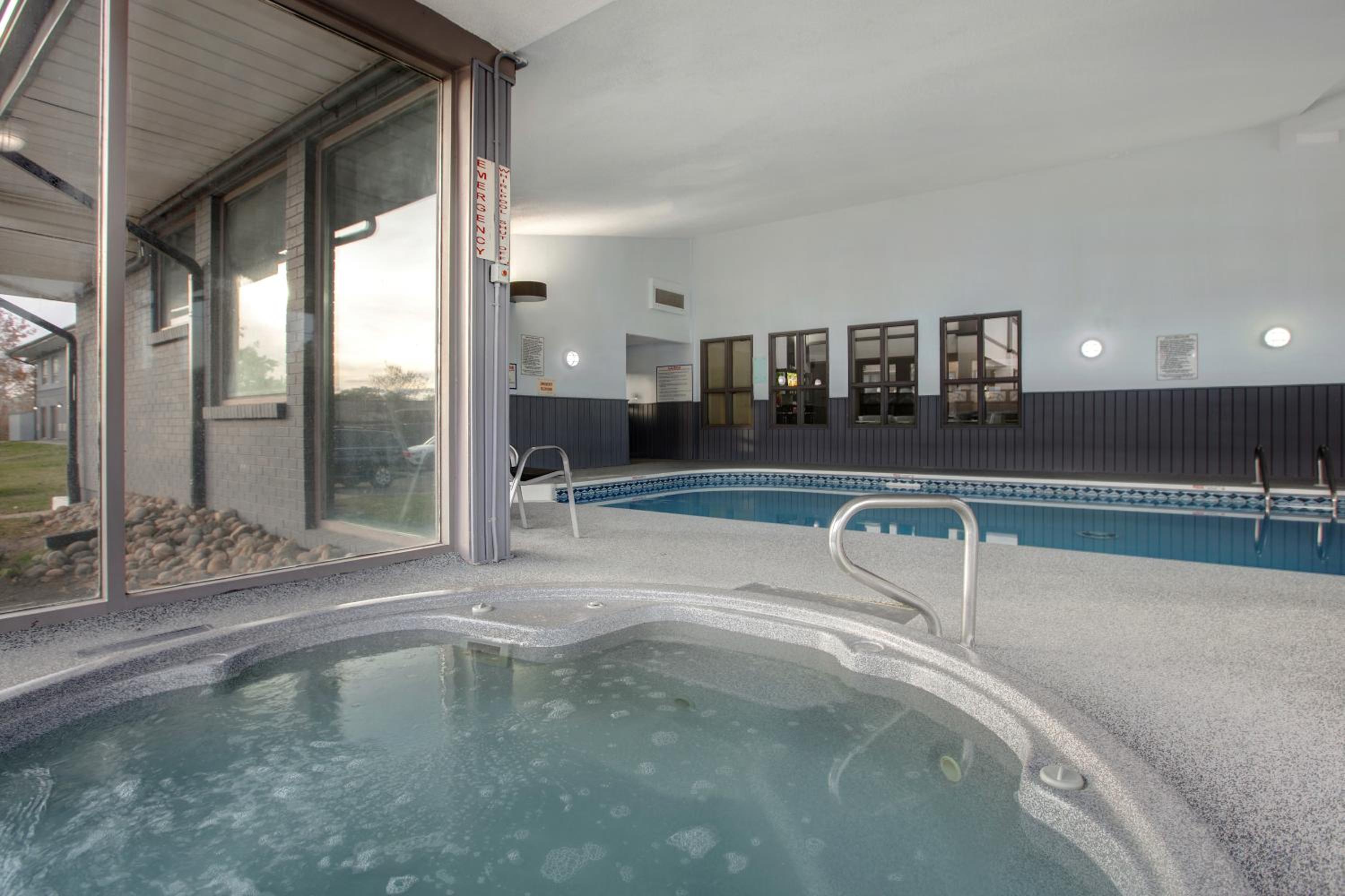 Barrie Vacations - Days Inn by Wyndham Barrie - Property Image 1
