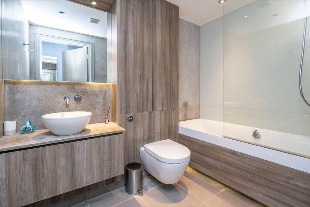 Stylish flat in a posh Chelsea — bathroom