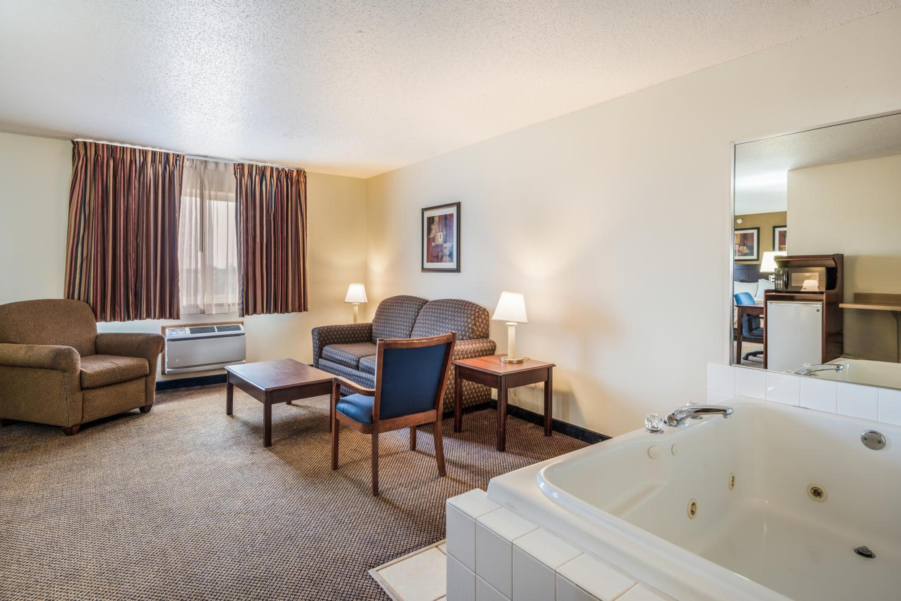 Quality Inn & Suites Eldridge Davenport North view 3
