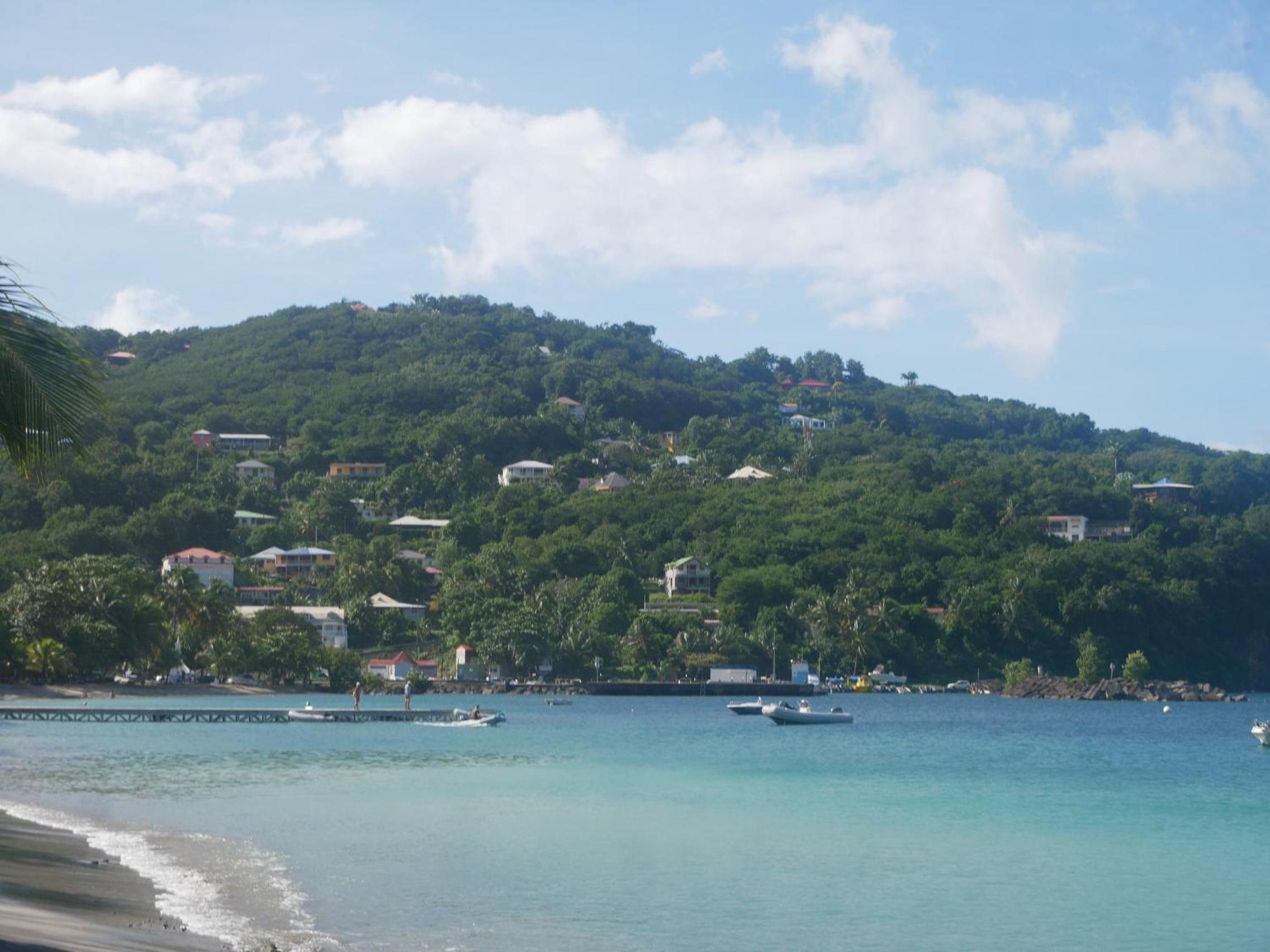 le duplex à DESHAIES,vue mer ,village à pieds view 4