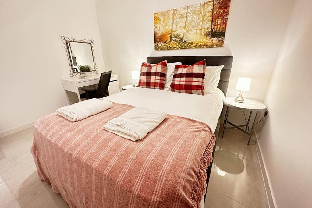 Walnut Flats-F2, 3-Bedroom with Garden & Patio - AC, Parking, Netflix, WIFI - Close to Oxford, Bicester & Blenheim Palace view 2