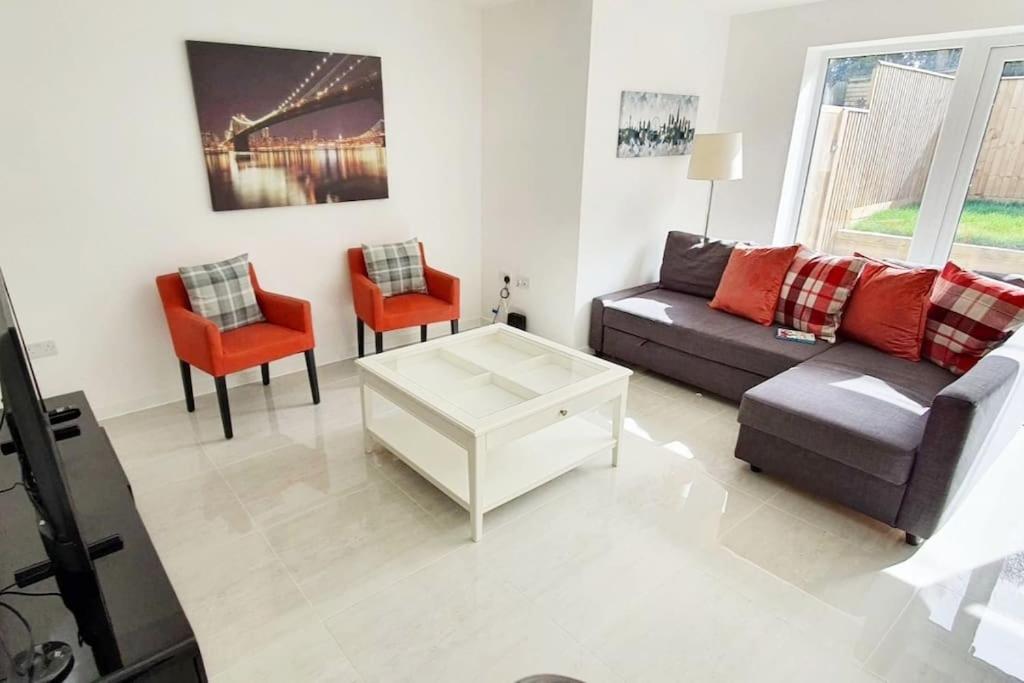 Walnut Flats-F2, 3-Bedroom with Garden & Patio - AC, Parking, Netflix, WIFI - Close to Oxford, Bicester & Blenheim Palace view 5