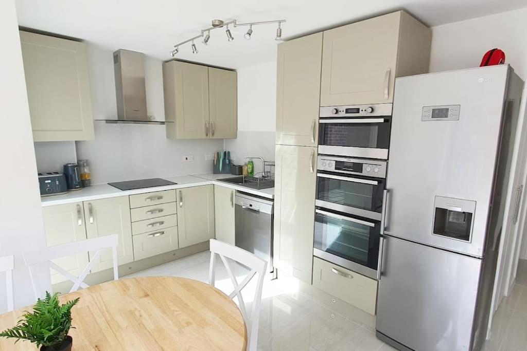 Walnut Flats-F2, 3-Bedroom with Garden & Patio - AC, Parking, Netflix, WIFI - Close to Oxford, Bicester & Blenheim Palace view 4