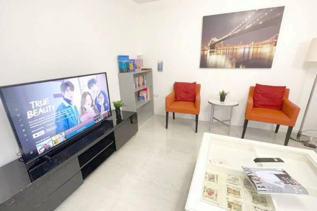 Walnut Flats-F2, 3-Bedroom with Garden & Patio - AC, Parking, Netflix, WIFI - Close to Oxford, Bicester & Blenheim Palace view 3