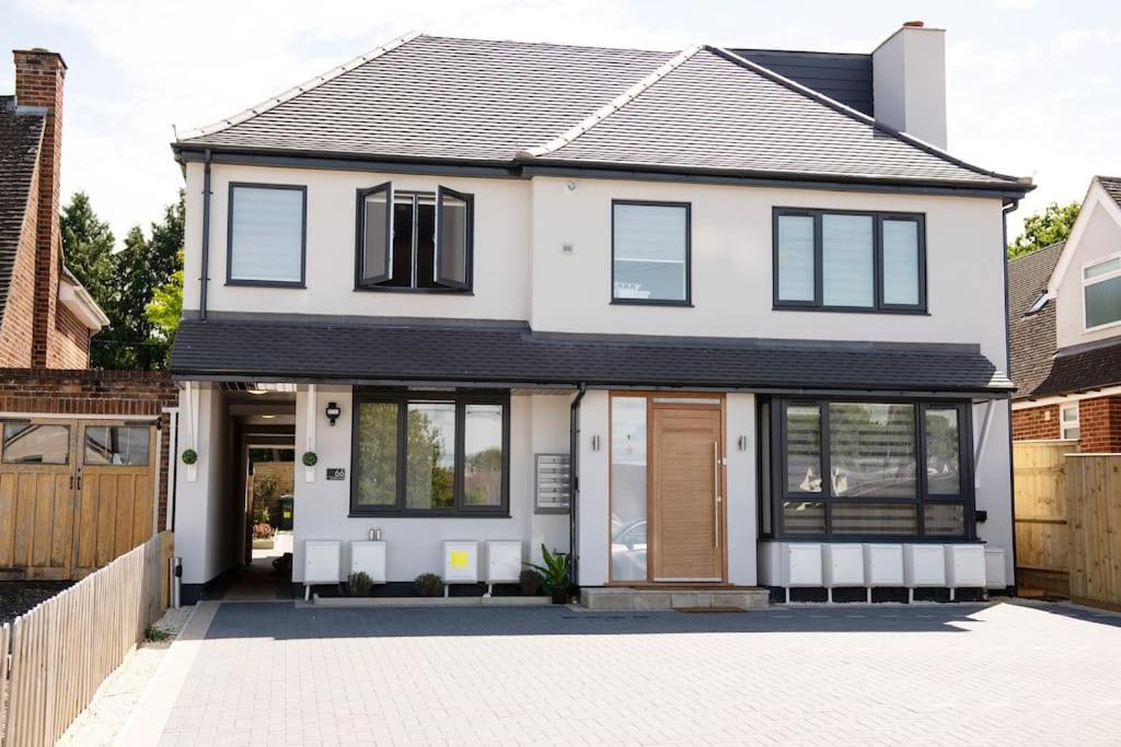 Walnut Flats-F2, 3-Bedroom with Garden & Patio - AC, Parking, Netflix, WIFI - Close to Oxford, Bicester & Blenheim Palace