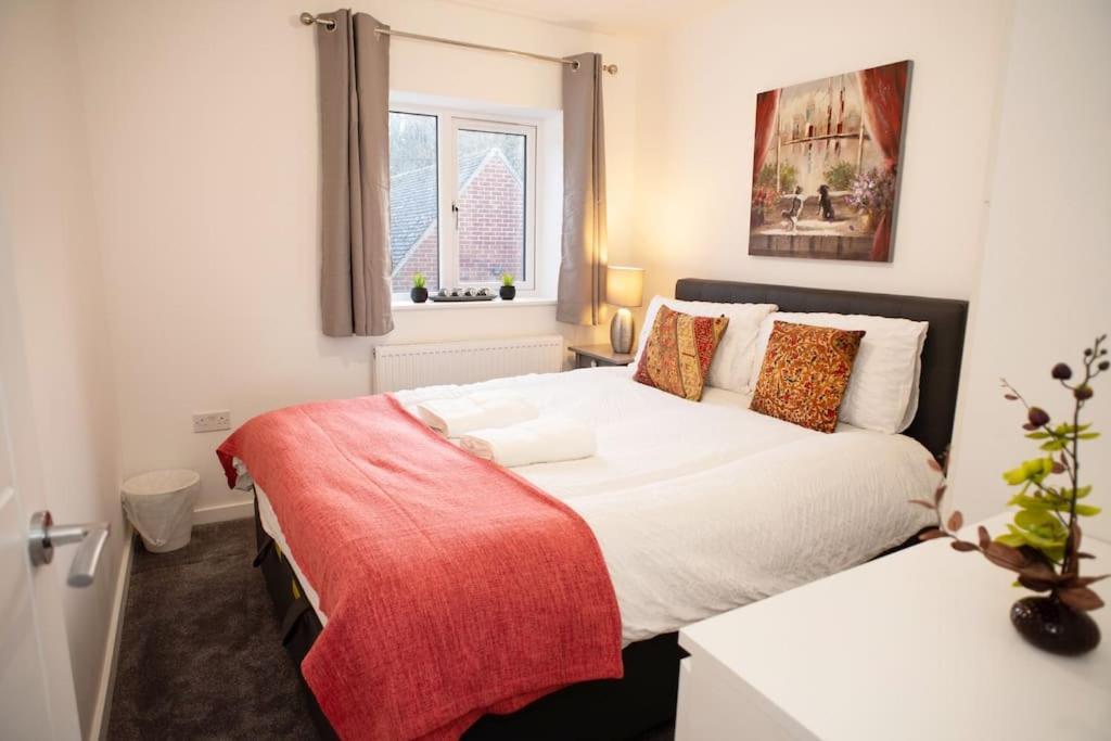 Walnut Flats-F5, Stylish 1-Bedroom - Parking, Netflix, WIFI - Close to Oxford, Bicester & Blenheim Palace view 3