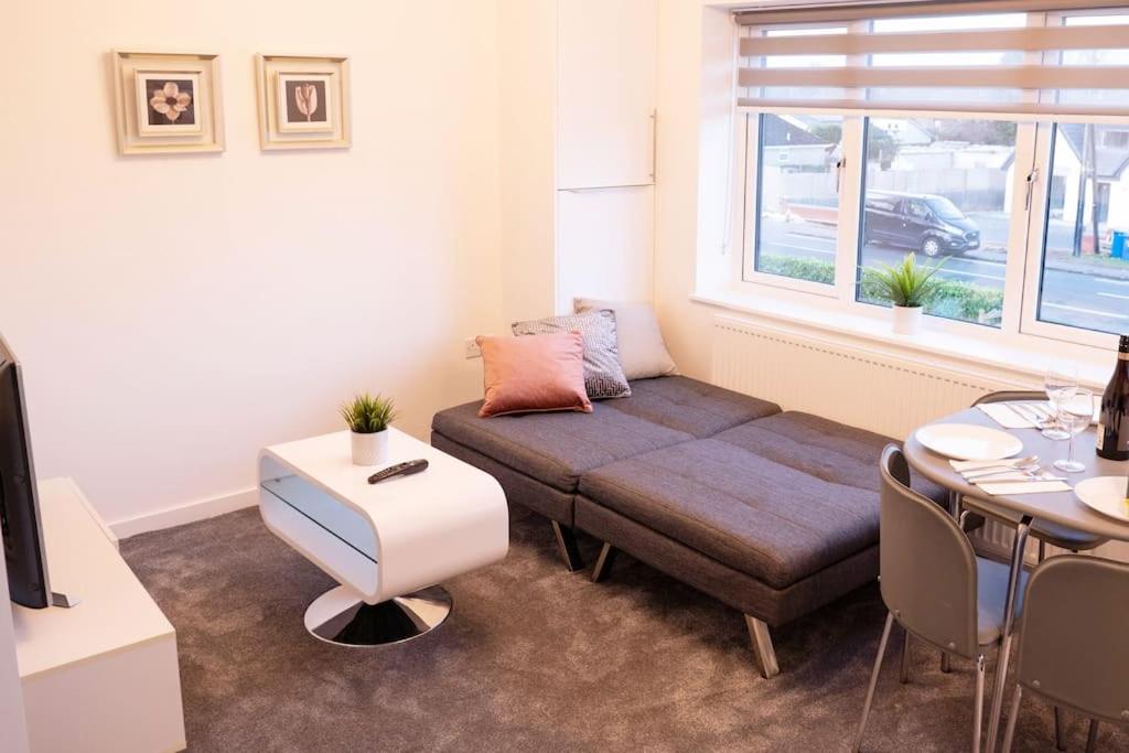 Walnut Flats-F5, Stylish 1-Bedroom - Parking, Netflix, WIFI - Close to Oxford, Bicester & Blenheim Palace view 4