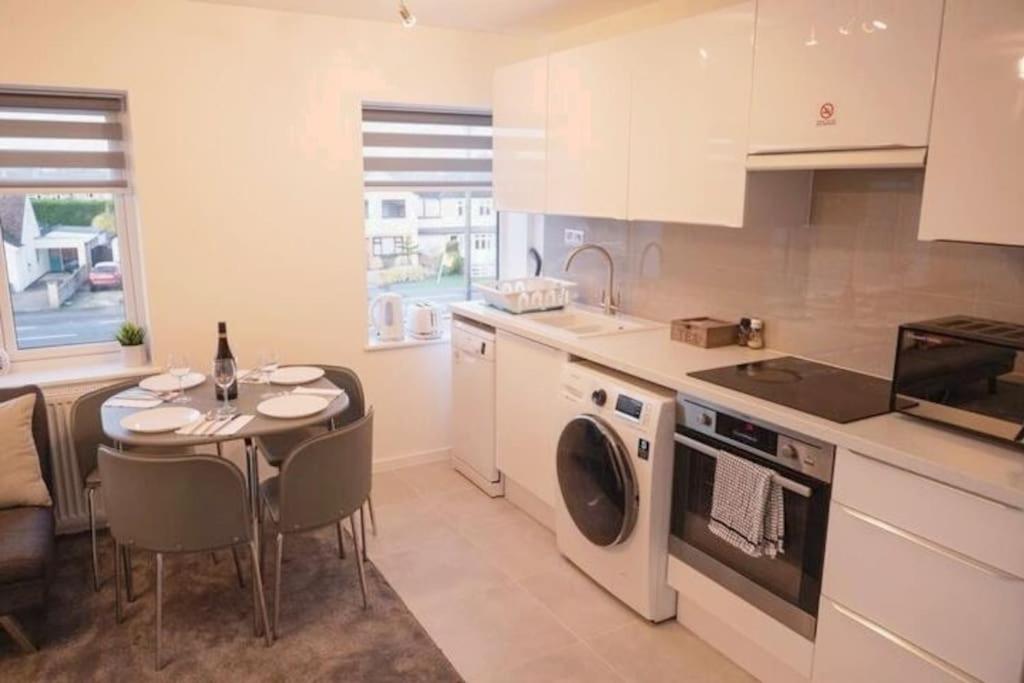 Walnut Flats-F5, Stylish 1-Bedroom - Parking, Netflix, WIFI - Close to Oxford, Bicester & Blenheim Palace view 5