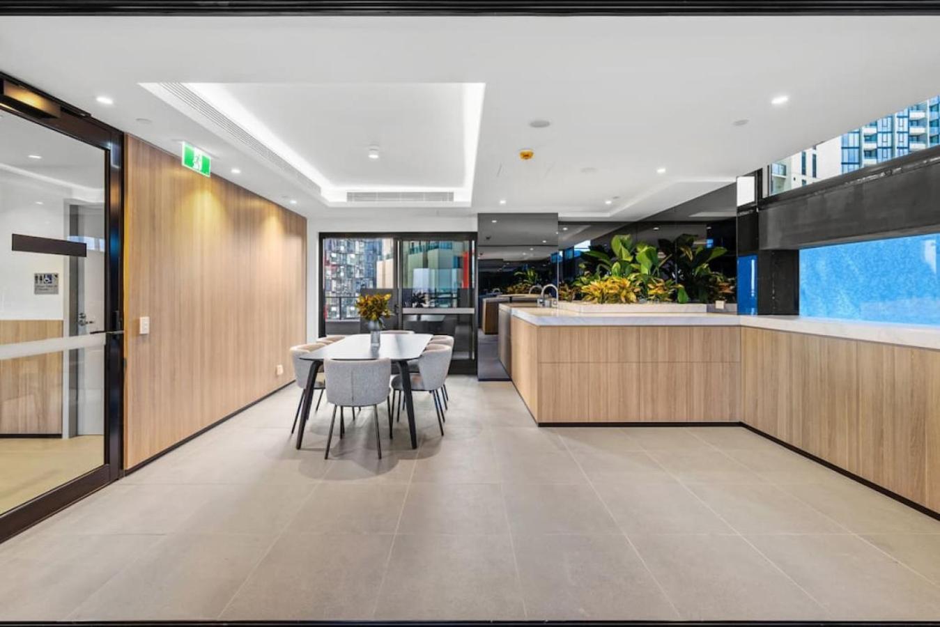 Ocean Views, Modern, Fast Wifi, Southbank Location